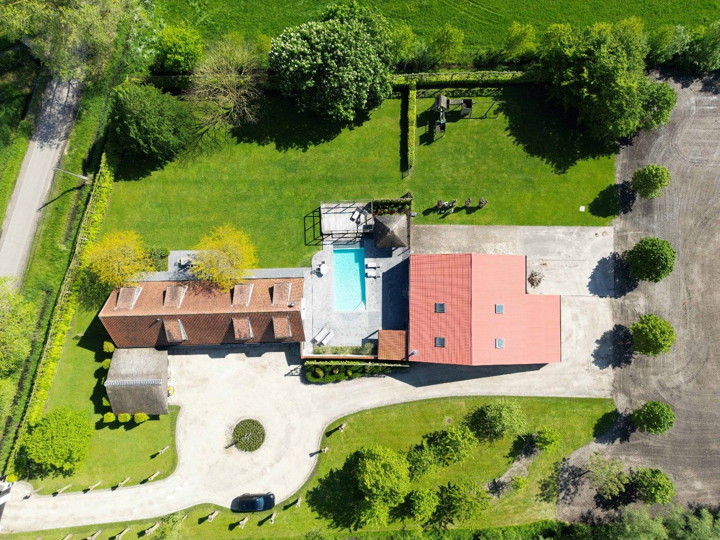 Subliem villa-landhuis met meerdere polyvalente bijhuizen, zwembad en prachtige zichten over de weidse polders  foto 4