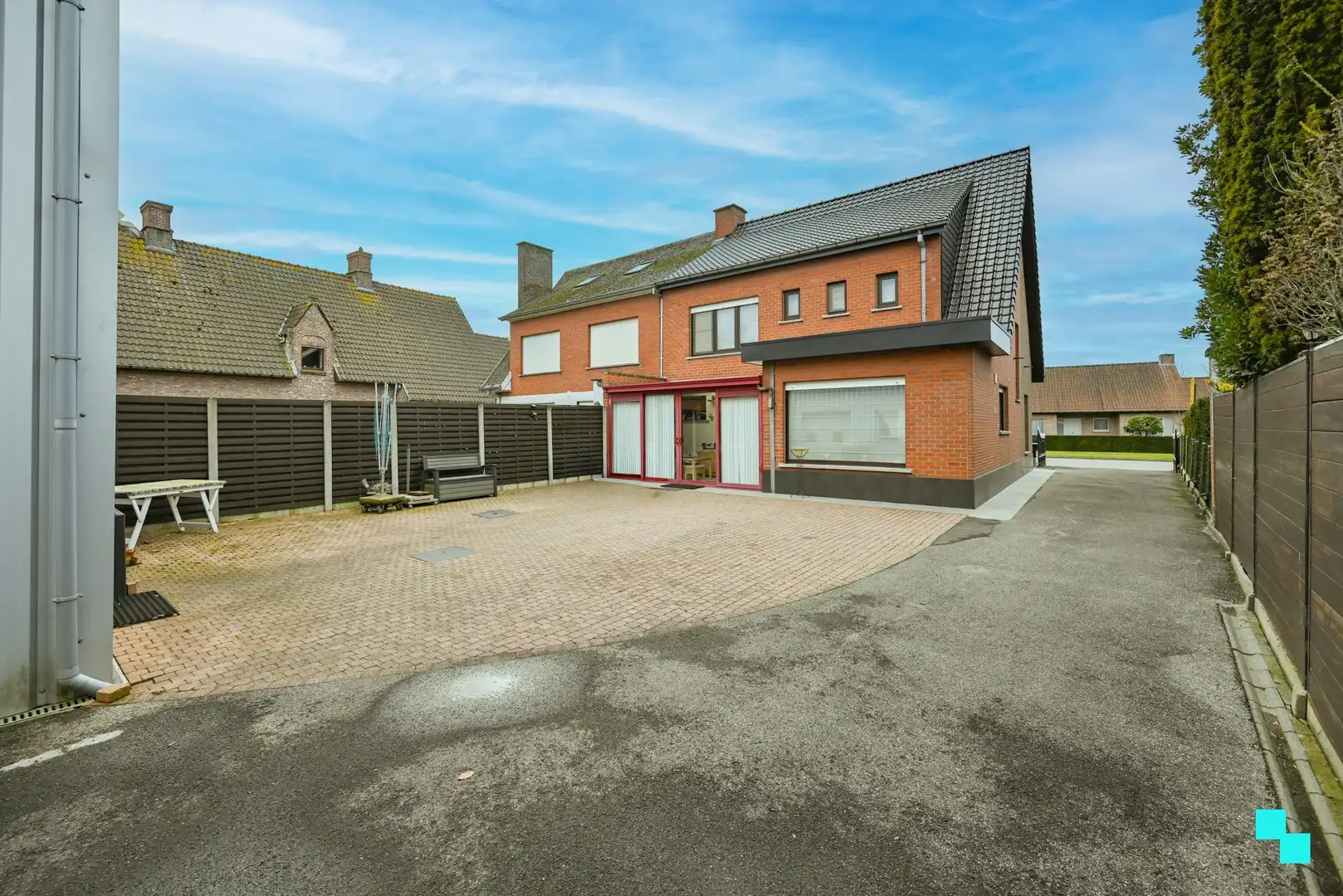 Ruime woning met praktische loods/werkplaats gelegen nabij het centrum van Izegem foto 3