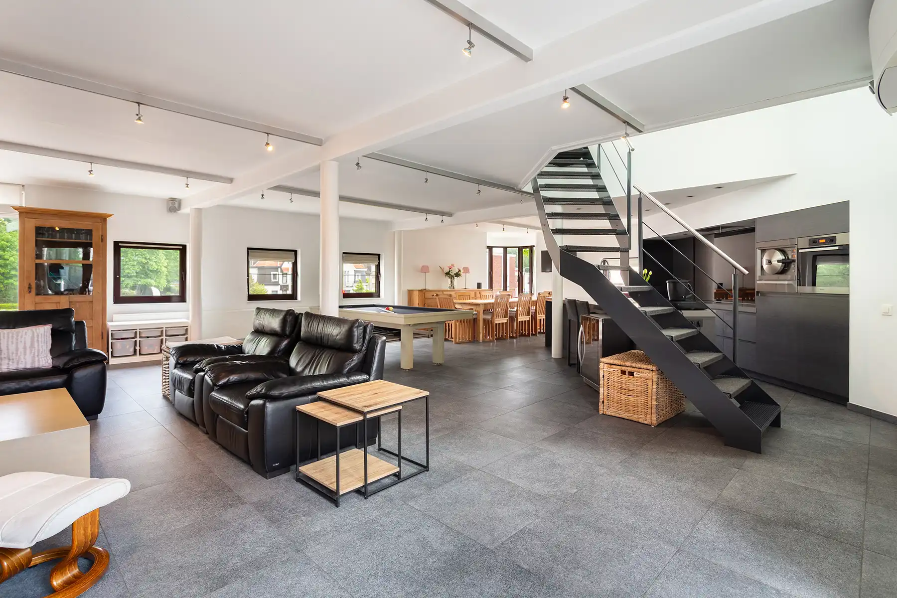 Modern gebouw met handel gelijkvloers en duplex-appartement. foto 10
