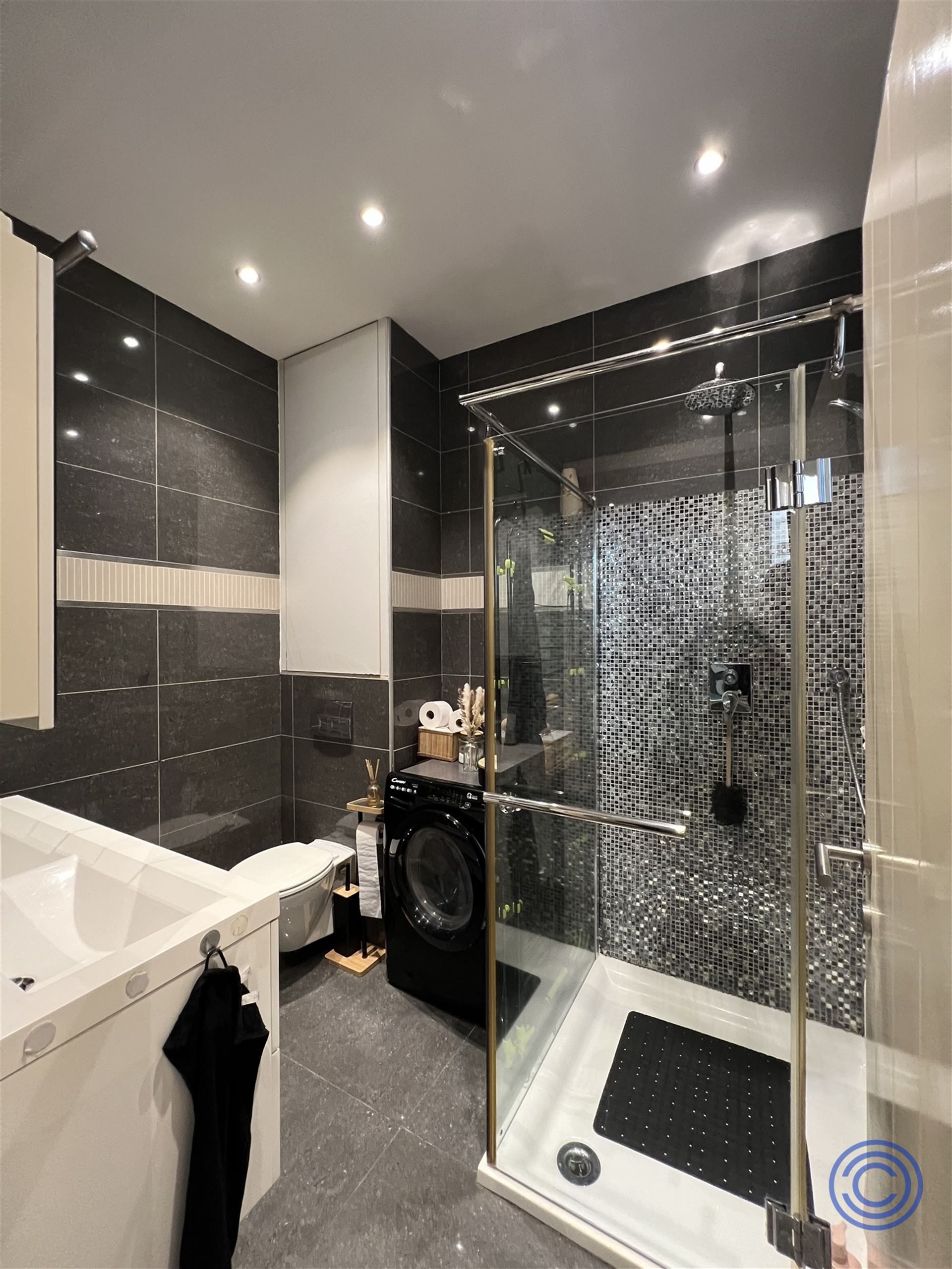 Pand met prachtig authentieke gevel bestaande uit 4 1-slpk app'en op het Eilandje foto 4