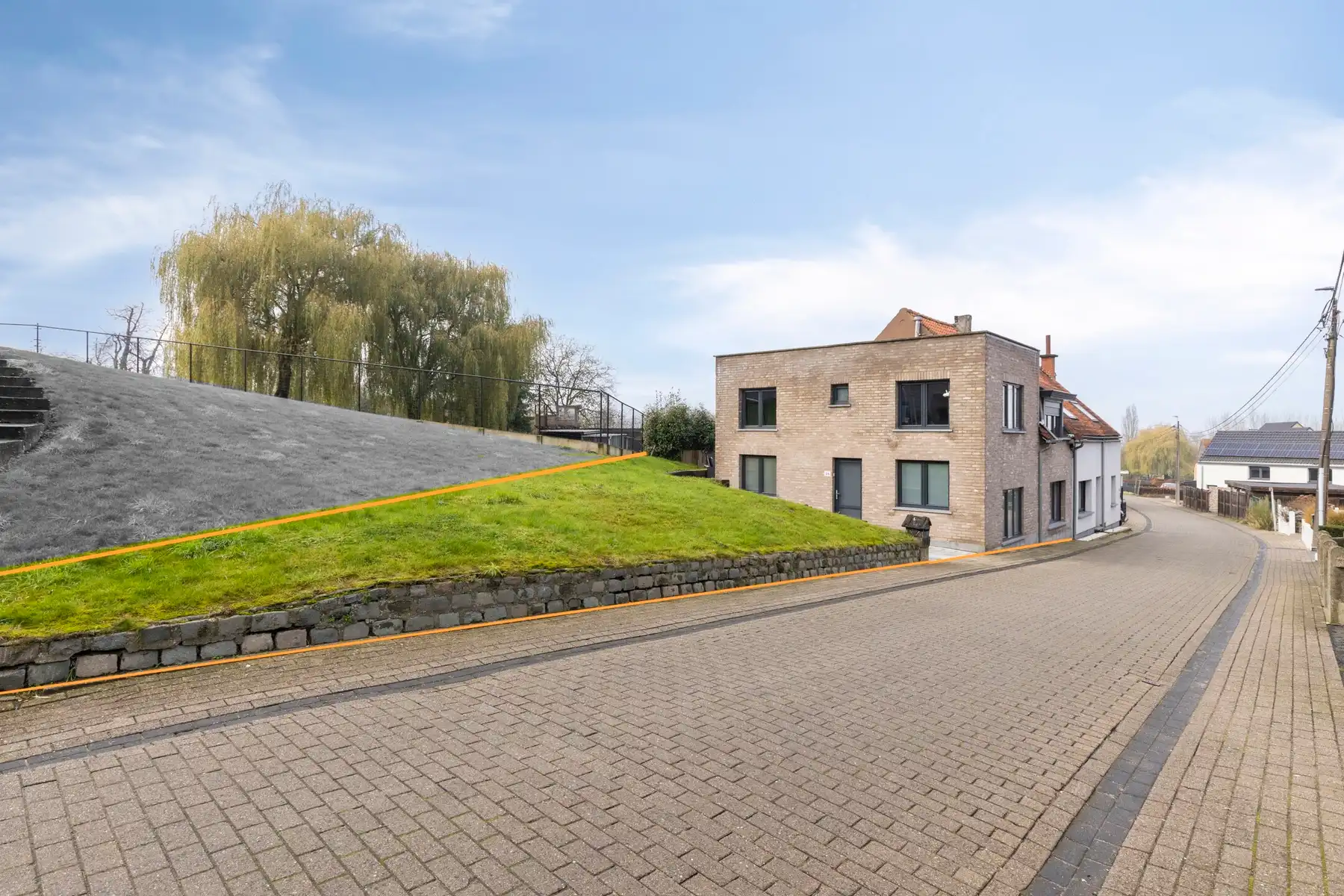 HOB met 4 slaapkamers, oprit en klein tuintje foto 18