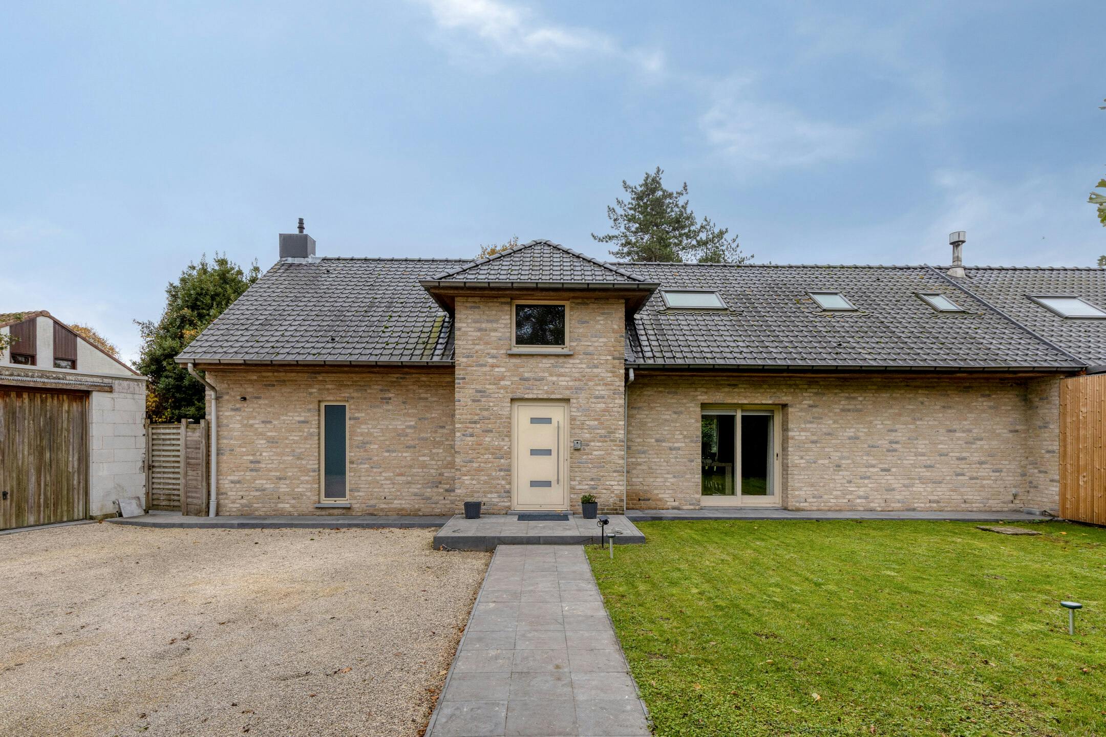 Gerenoveerd huis met 4 kamers te koop in Waregem foto {{pictureIndex}}