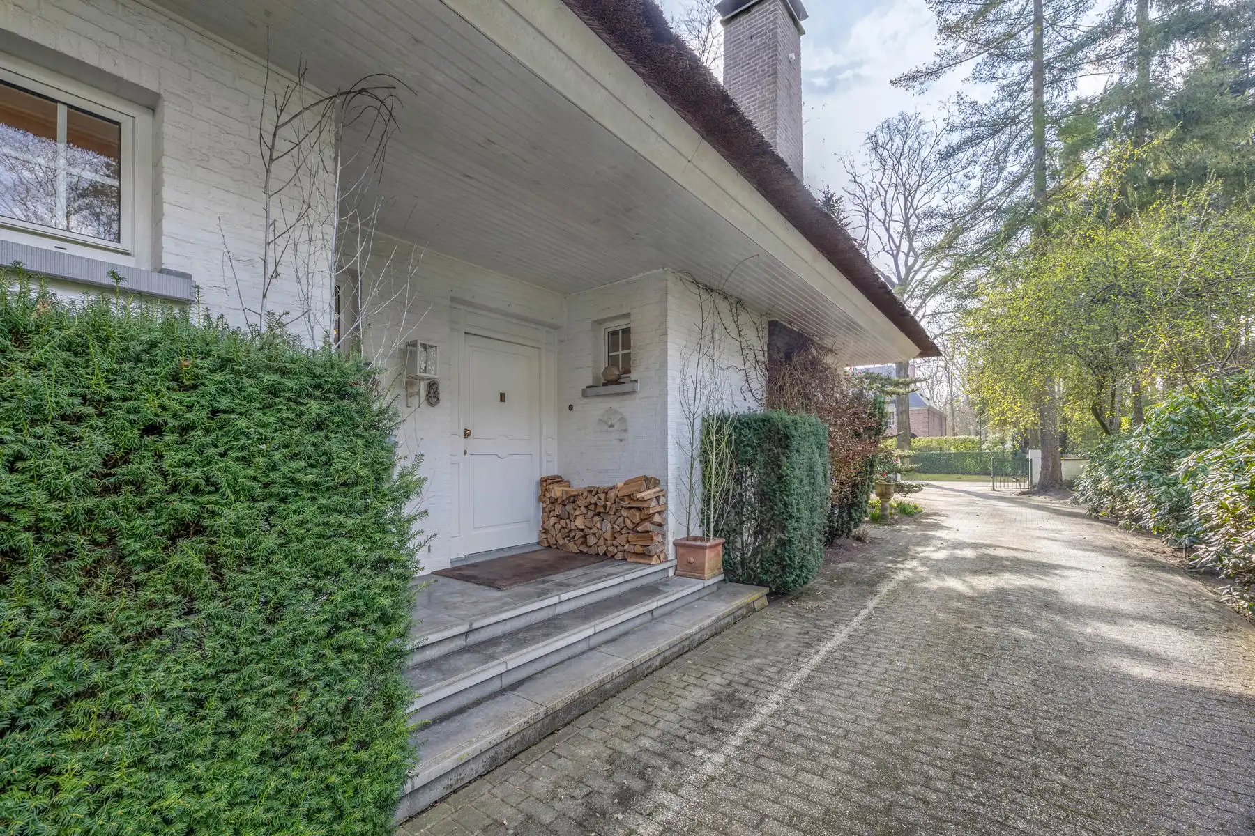 Unieke villa met 4 slpks, 3 bdks, riante garage & guesthouse foto 7