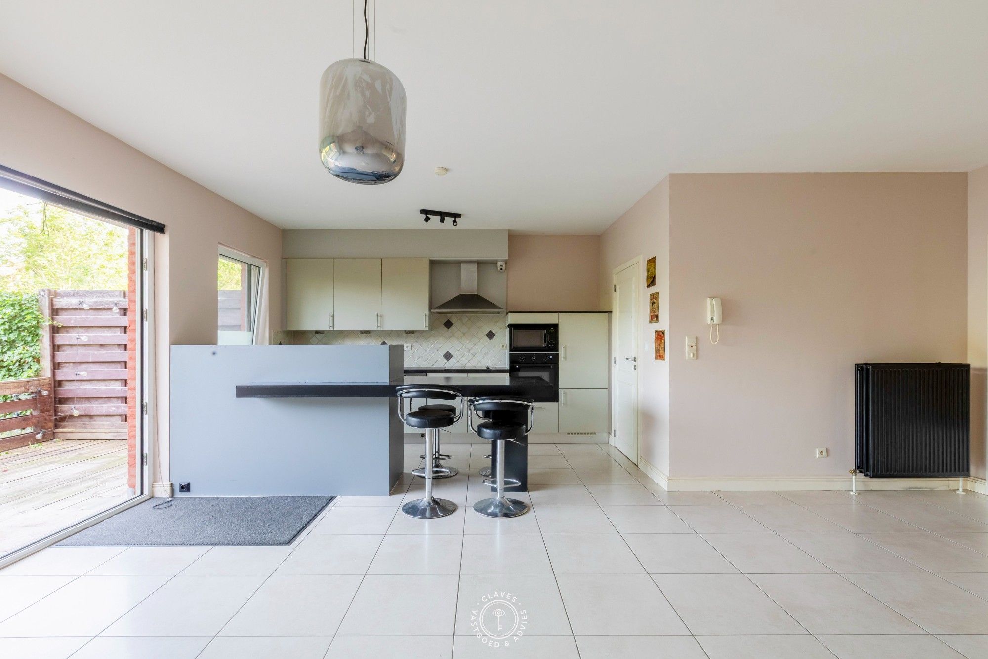 Gelijkvloers appartement met ruim terras en tuintje op een gesloten en groene residentie. foto 3