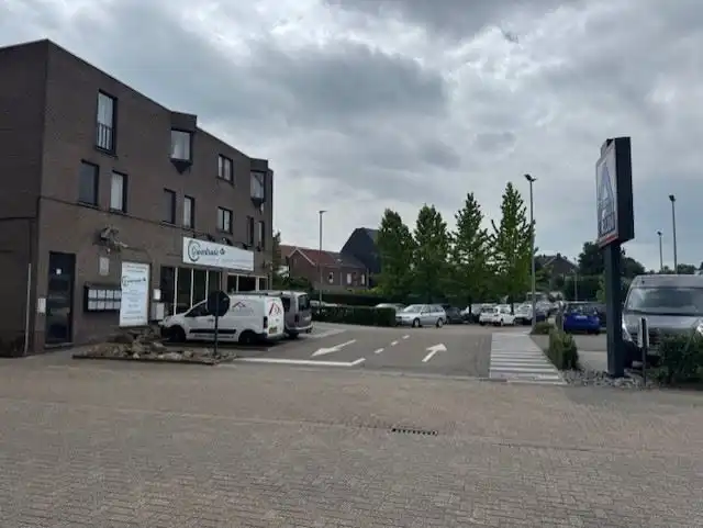 Ruim commercieel gelijkvloers Lanaken foto 4