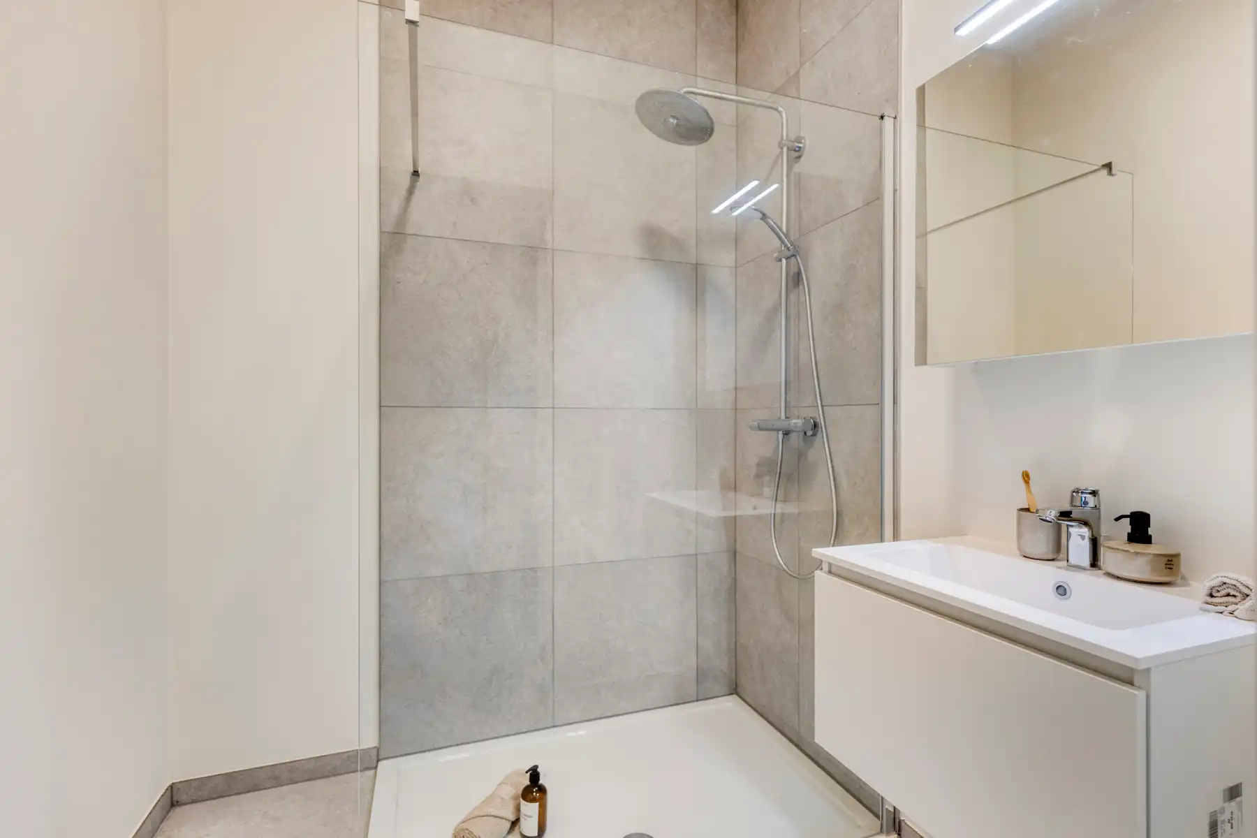 Geschilderd gelijkvloers appartement op topligging! foto 11