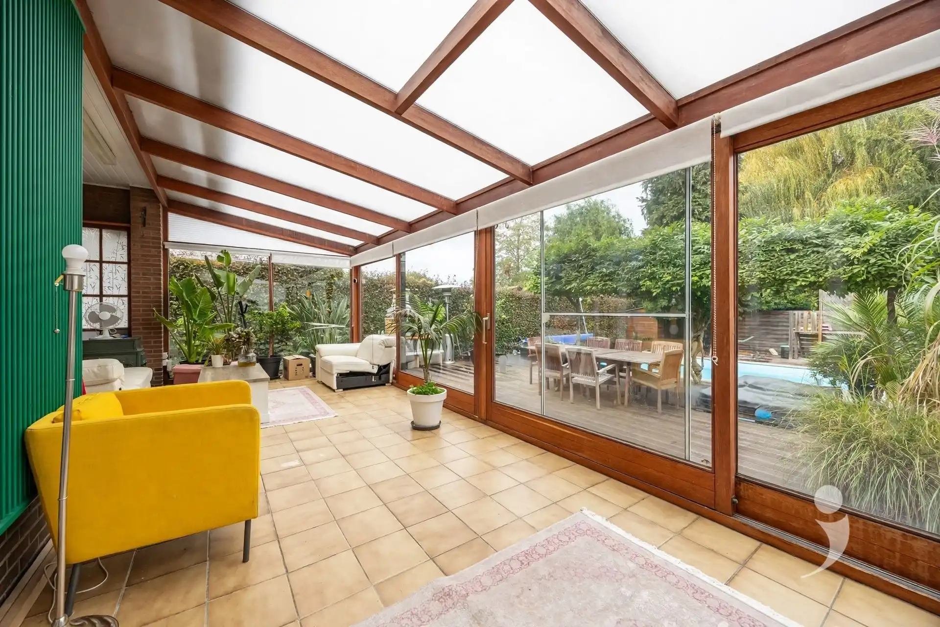 Gerenoveerde bungalow met zwembad in een rustige woonwijk foto 24