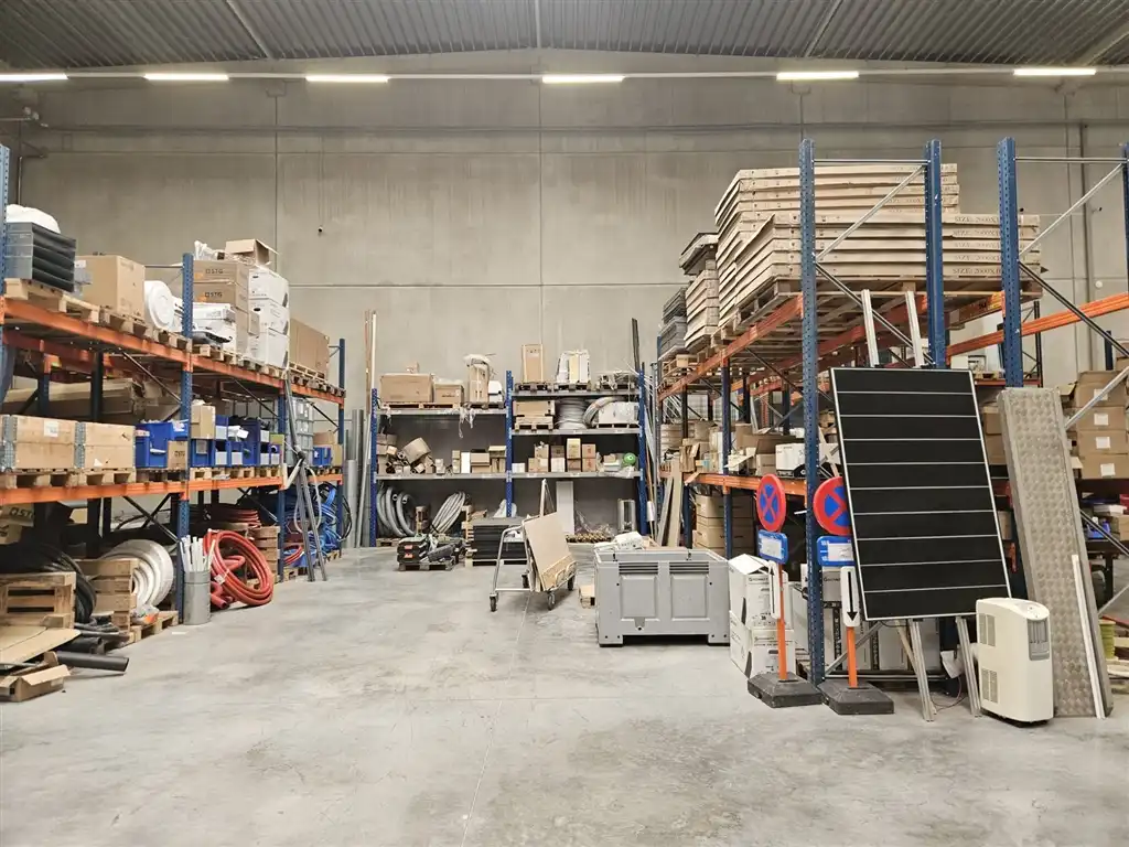 Magazijn met laad- en loskade en high end kantoren foto 6