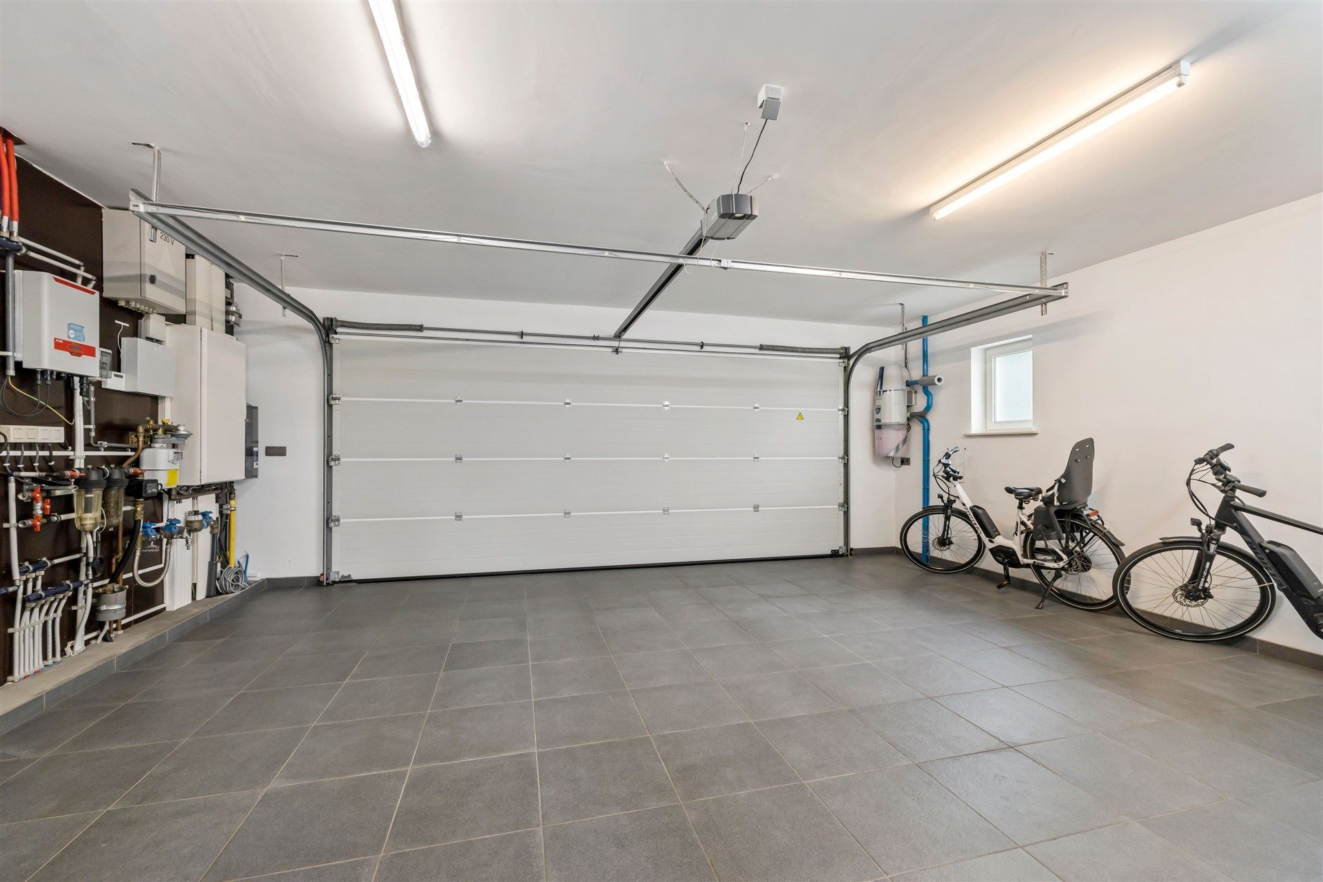 Ruim opgezette gezinswoning met mooi aangelegde tuin en dubbele garage op een uitmuntende locatie foto 16