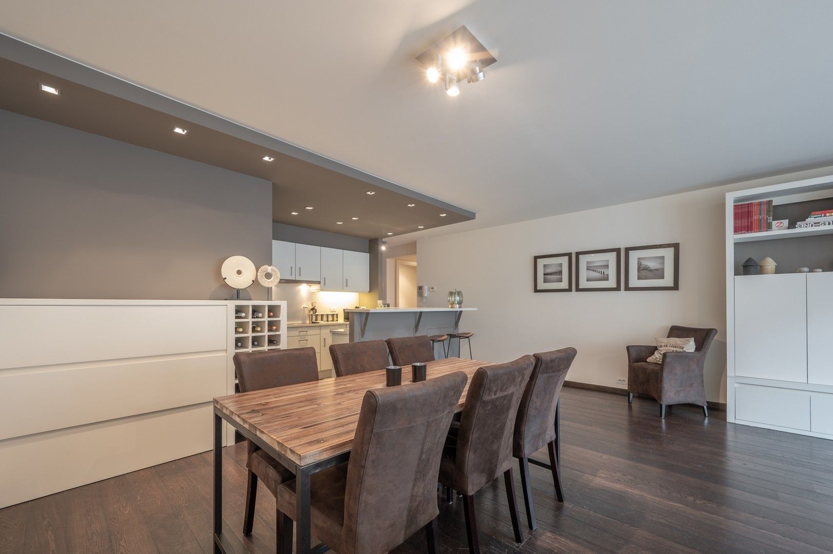 Modern en instapklaar appartement met drie slaapkamers, centraal gelegen in het bruisende centrum van Knokke. foto 4