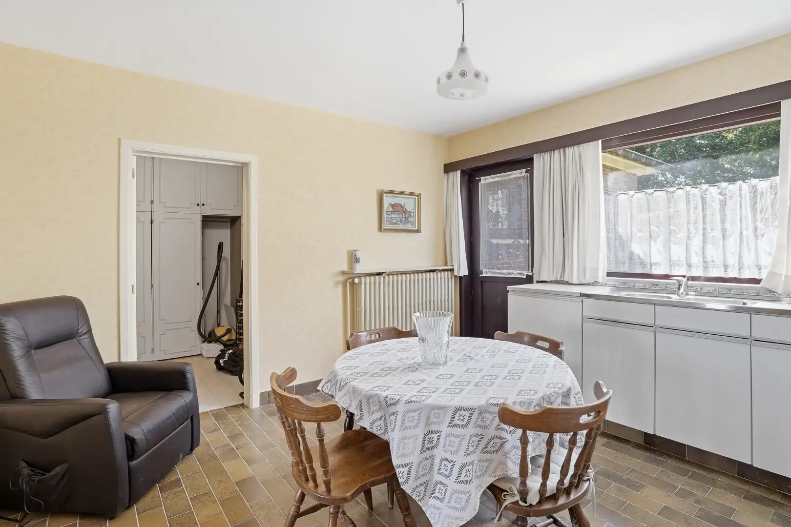 Vrijstaande bungalow met 3 slaapkamers, ruime garage en zonnige tuin foto 9