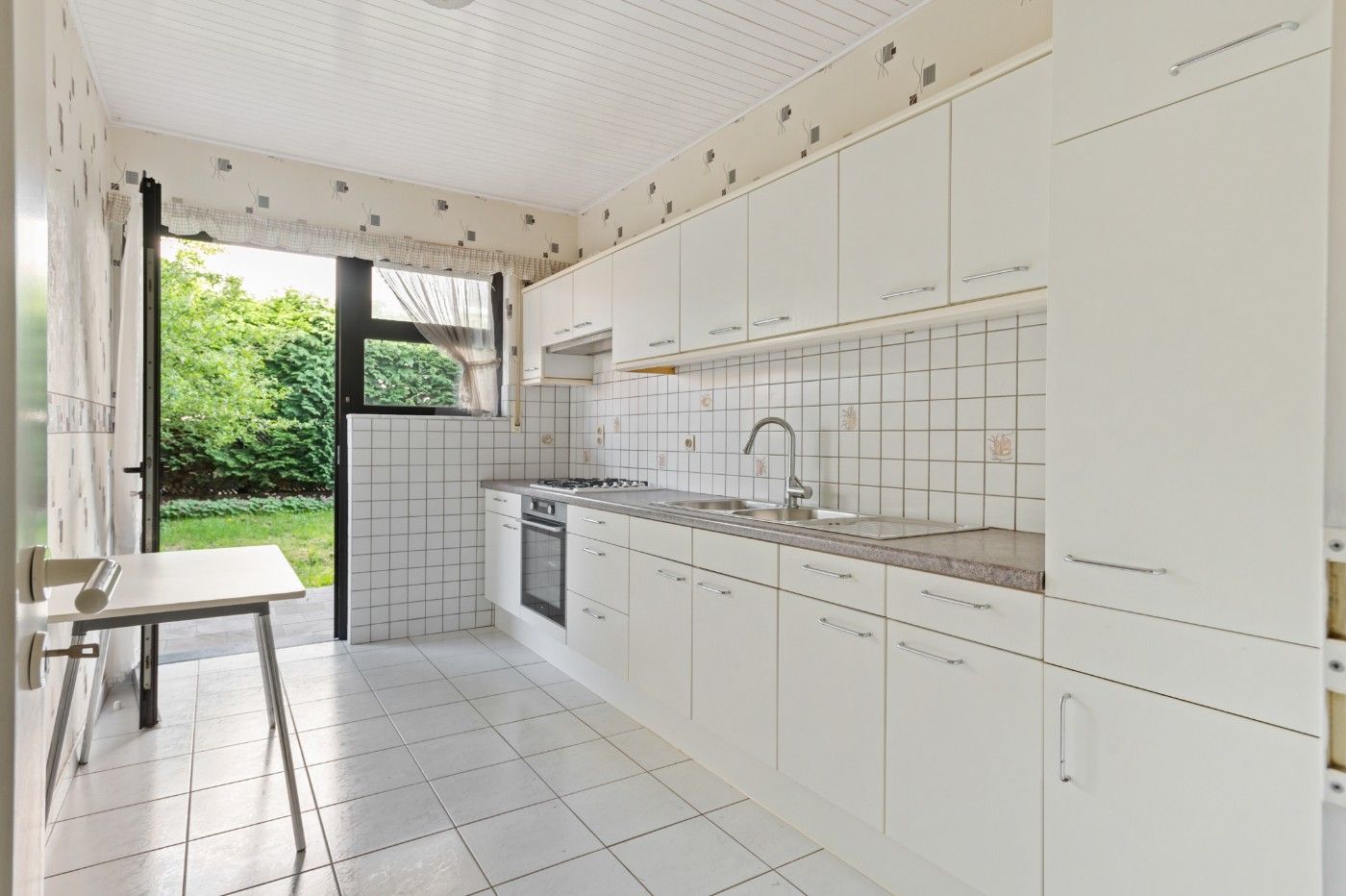 Keurig, ruim gelijkvloersapp. met 2 slpk., inpandige garage en tuin foto 7