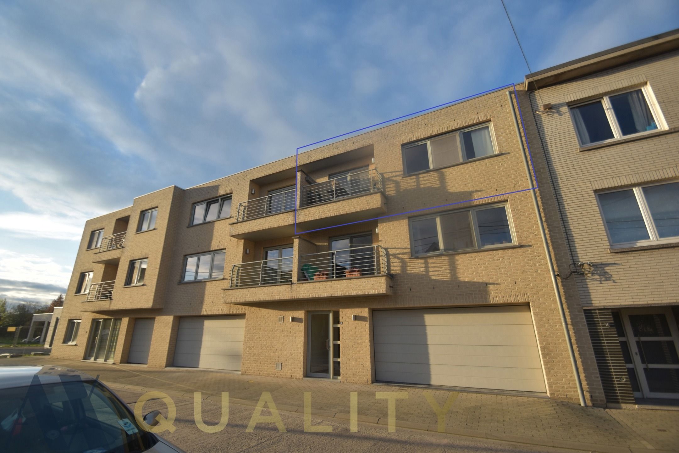 Centr. en rustig gel. energiezuin. 2 slpk.-appt. met terr., staanpl. en berging foto {{pictureIndex}}