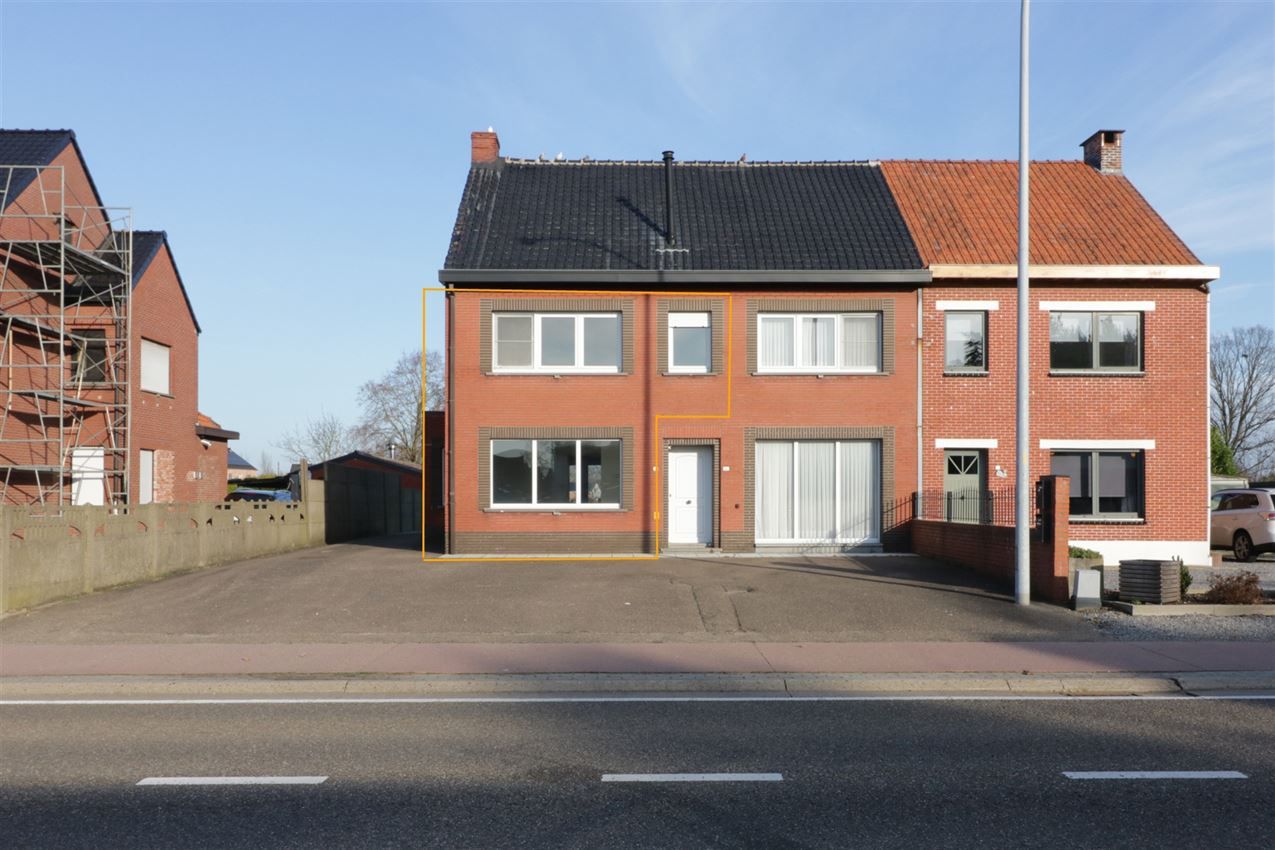 Woning met 2 slpk, terras, autostaanplaats onder de carport foto {{pictureIndex}}