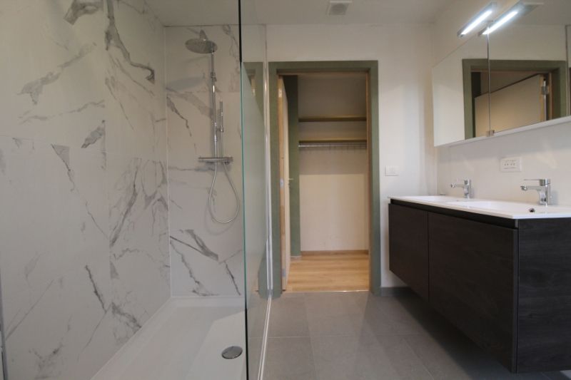 Moderne halfopen nieuwbouwwoning met twee slaapkamers foto 12