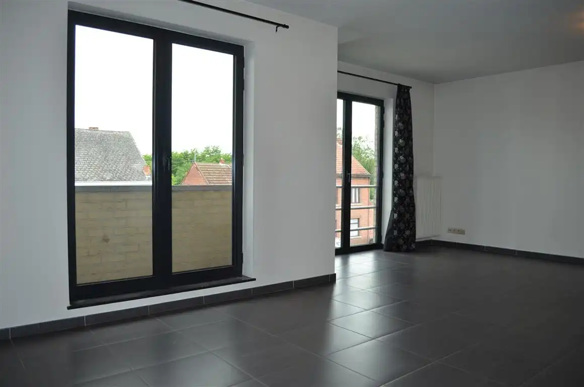 Ruim goed onderhouden appartement met twee slpk's, kelder en autostaanplaats van bouwjaar 2006. foto 2