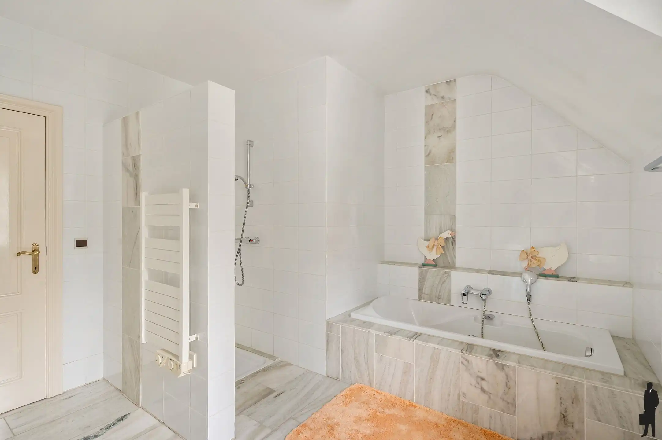 Op absolute toplocatie gelegen villa! foto 17