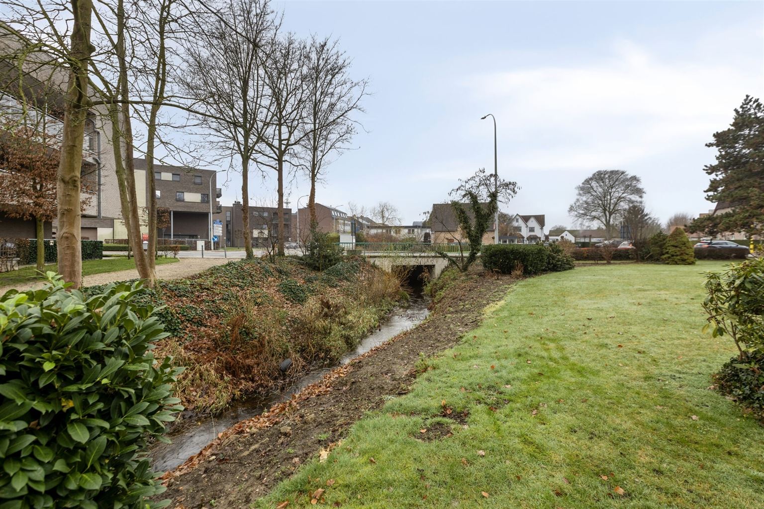 Ruim gelijkvloers 2-slaapkamer appartement met overdekt terras, ondergrondse autostaanplaats en aparte berging, gelegen vlakbij het centrum van Maaseik. foto 28