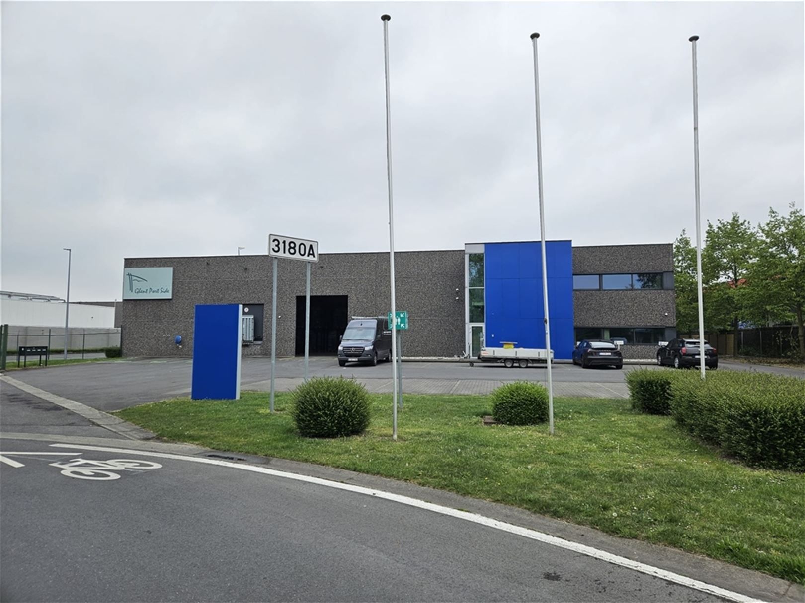 Magazijn met kantoor en verhard terrein te Desteldonk foto 2