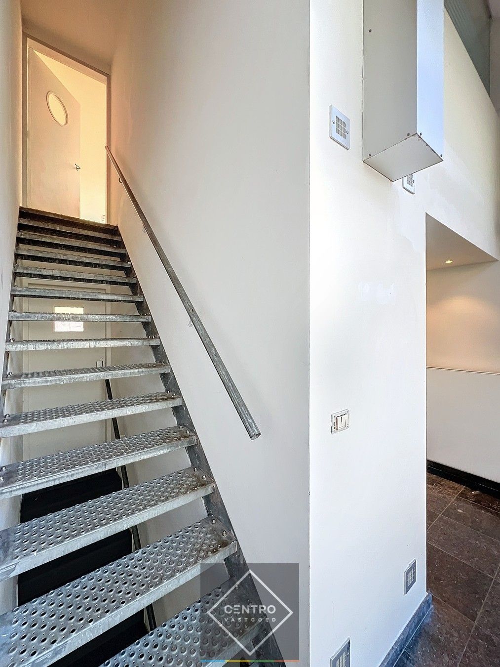 Gelijkvloerse kantoor/praktijkruimte én triplex appartement (met aparte toegangen) op het Kerkplein van Rumbeke! foto 9