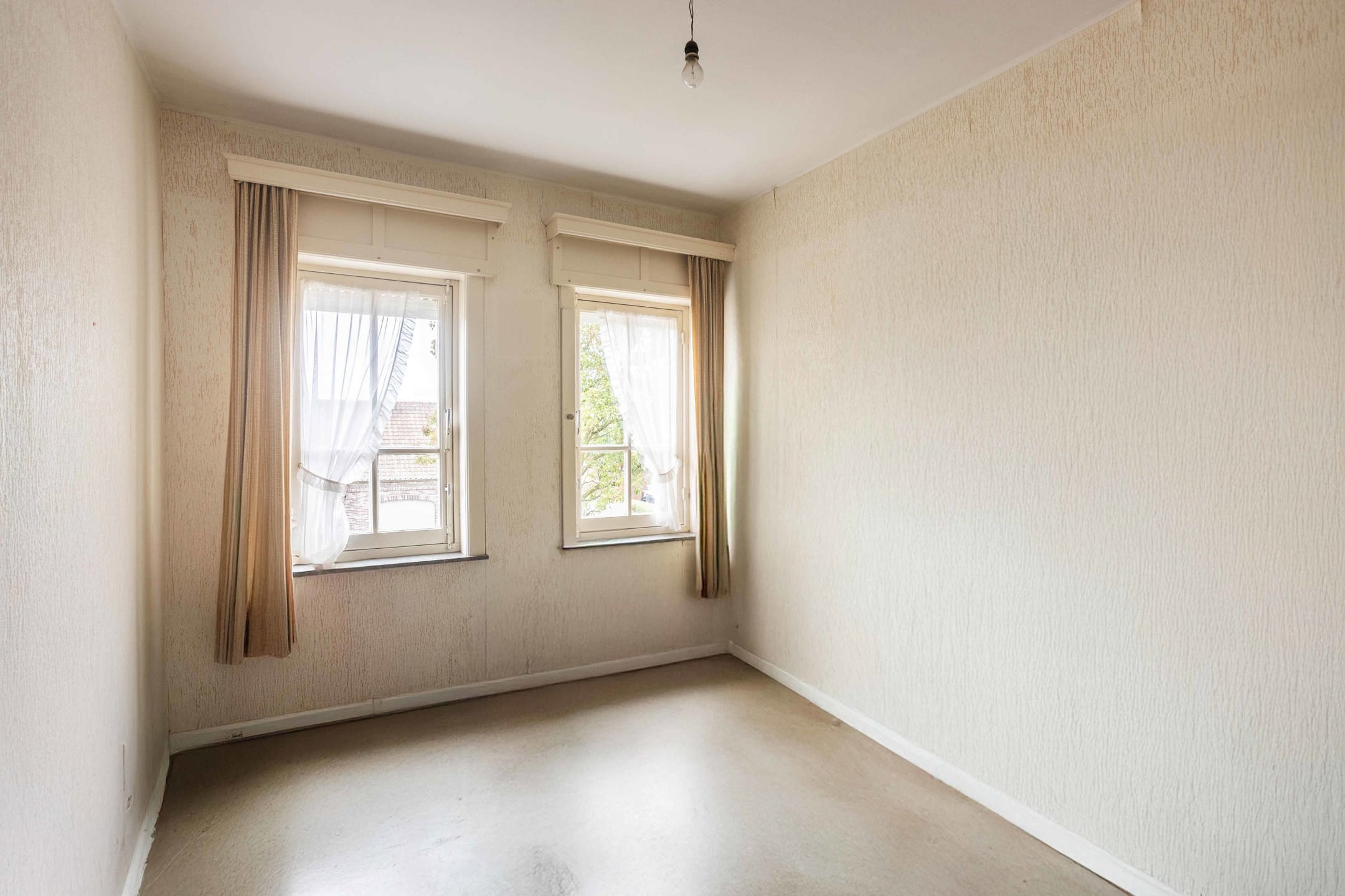 Te renoveren solide woning met garage op uitstekende locatie foto 18