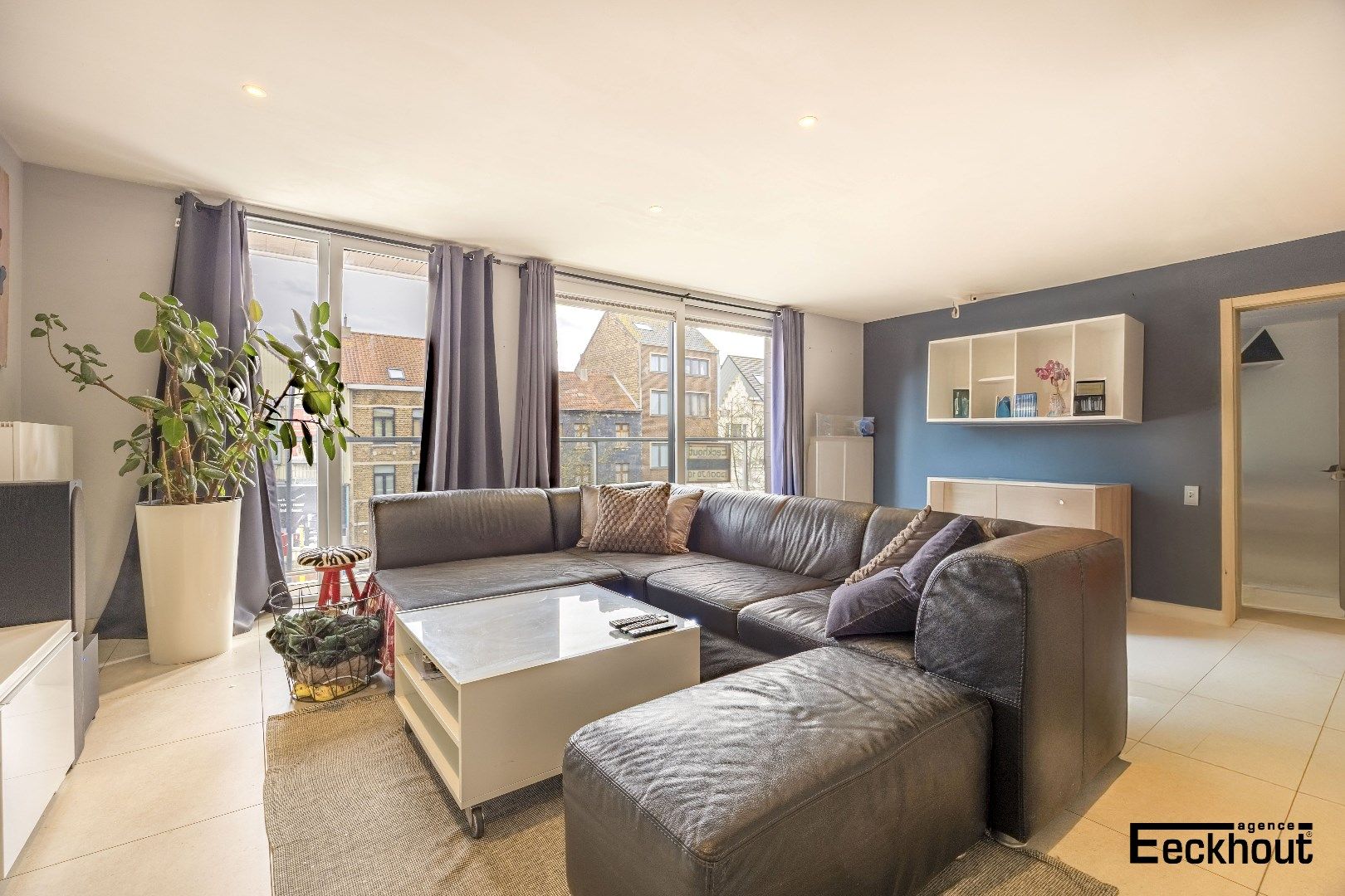 Zeer ruim en modern 3-slaapkamerappartement! foto {{pictureIndex}}