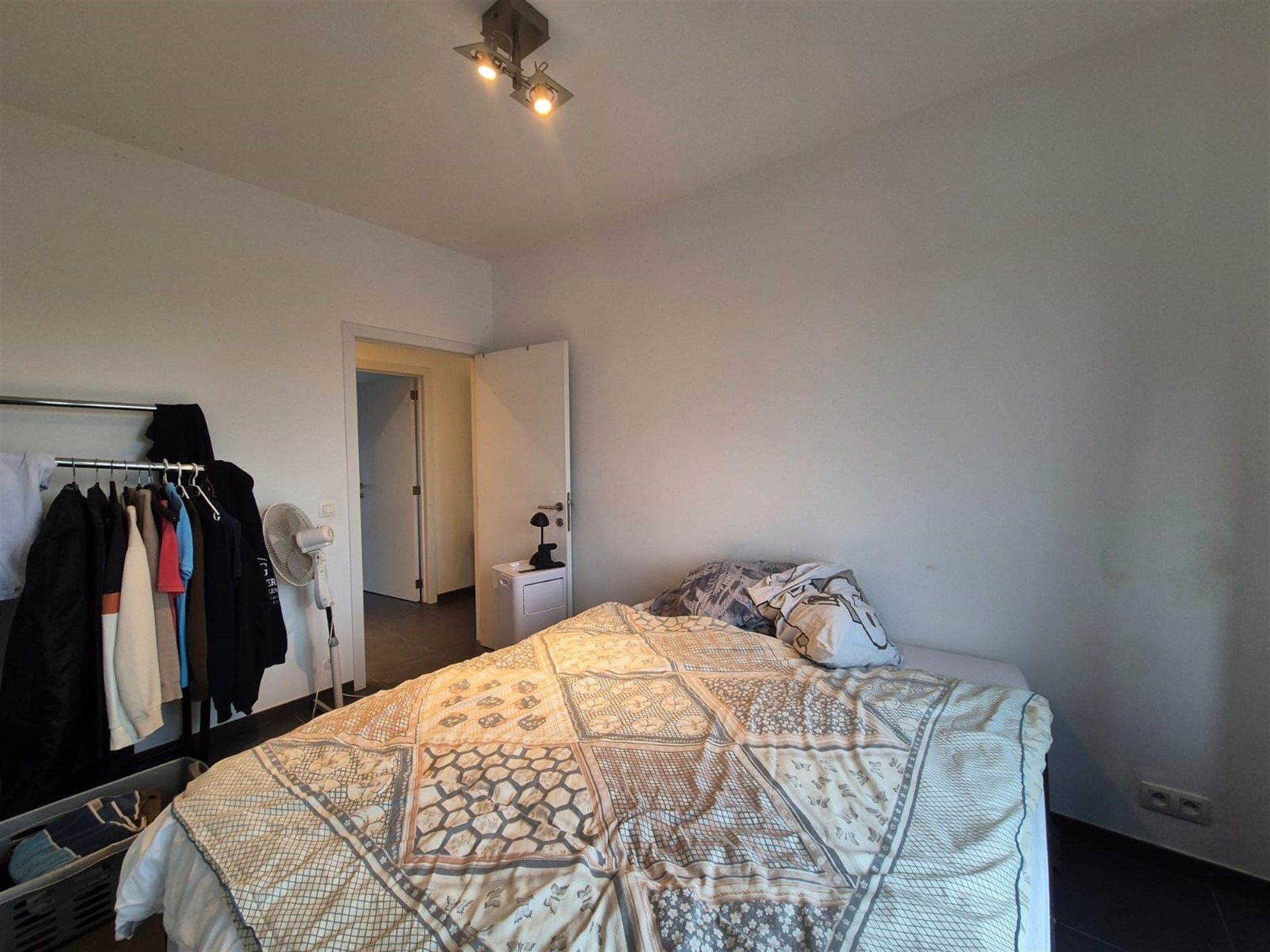Gunstig gelegen 2 slaapkamer appartement. foto 11