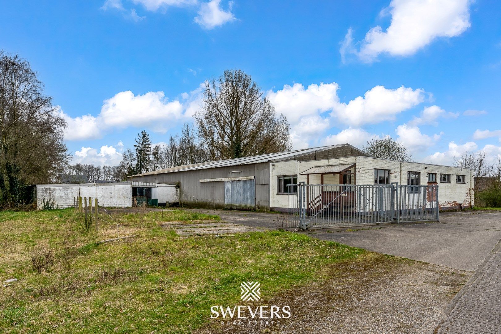 Groot sportgebouw met woonst op een perceel van 77a 60ca (of herverkaveling) foto 4