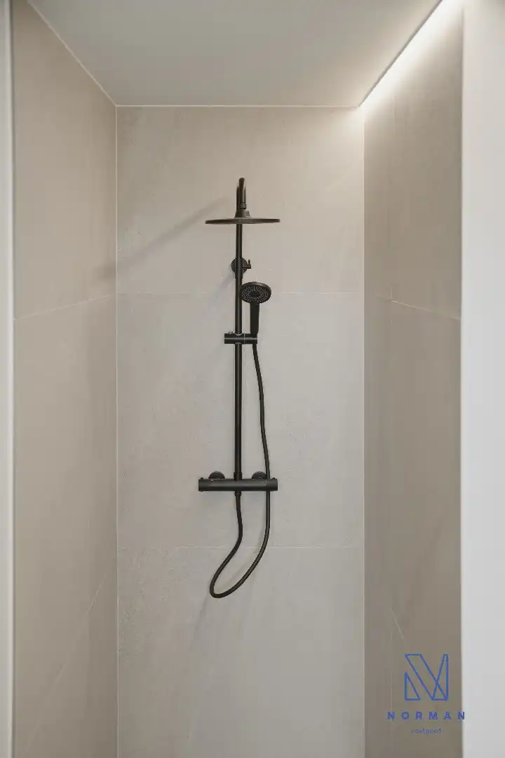 Instapklare, volledig gerenoveerde woning te koop met EPC A, uitgerust met zonnepanelen, drie slaapkamers en een aangelegde tuin. foto 16