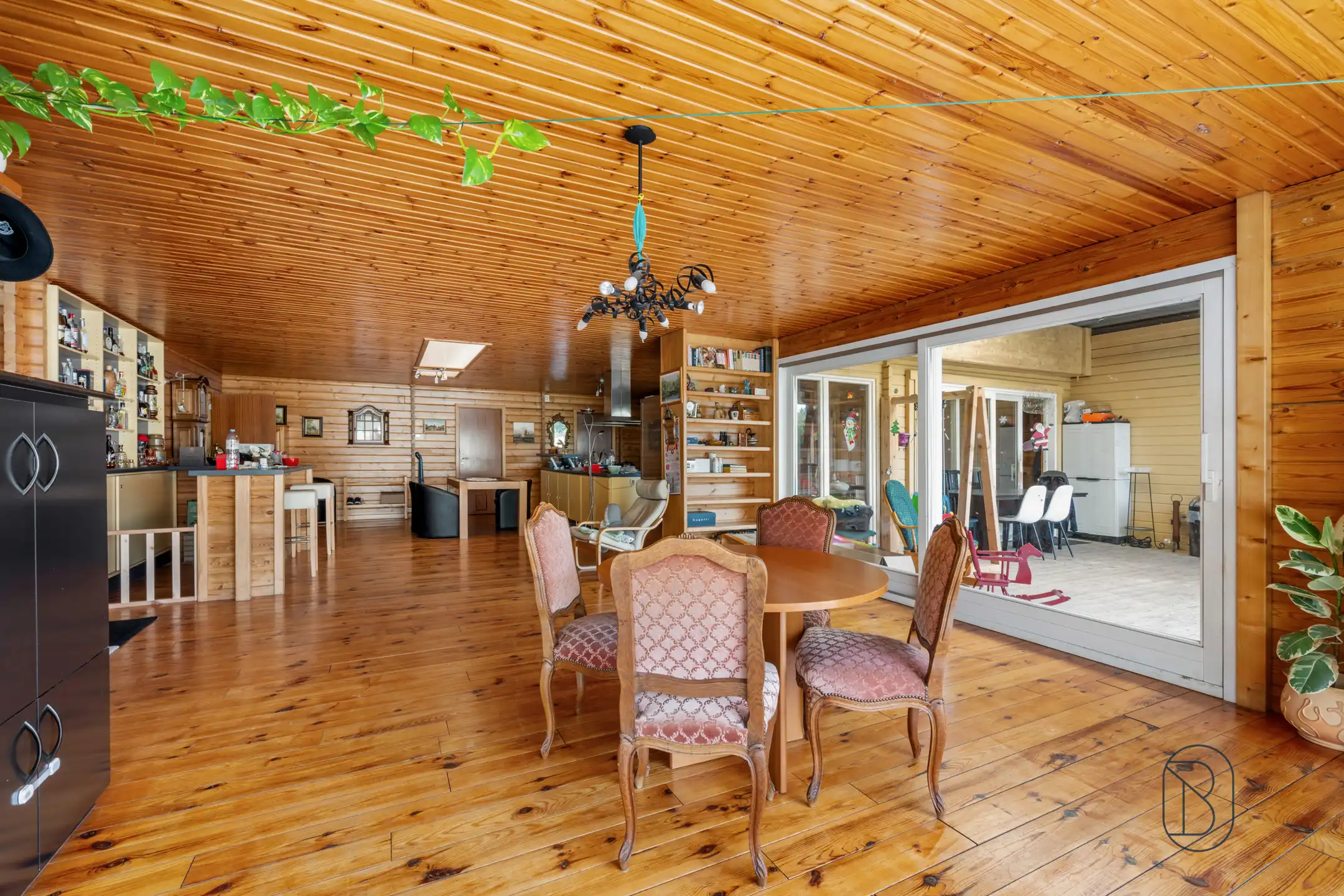 Loods met appartement + studio op 1,45 hectare foto 13