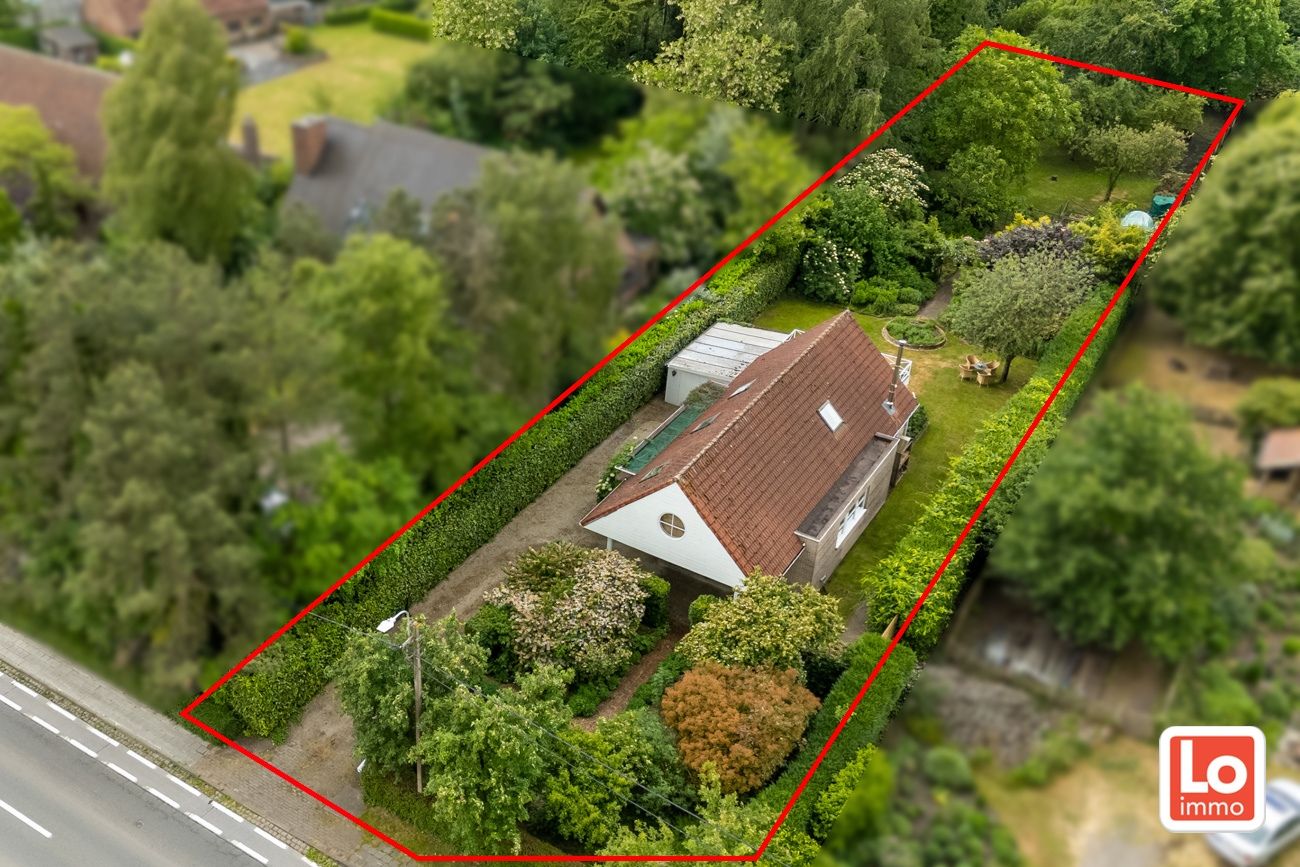 Charmante open woning met carport en héél grote aangename tuin gelegen op een toplocatie vlakbij het centrum van Zaffelare! foto {{pictureIndex}}