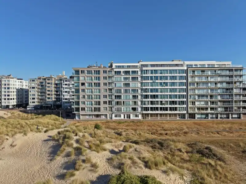 MODERN GELIJKVLOERSAPPARTEMENT OP DE ZEEDIJK VAN OOSTUDINKERKE foto 2