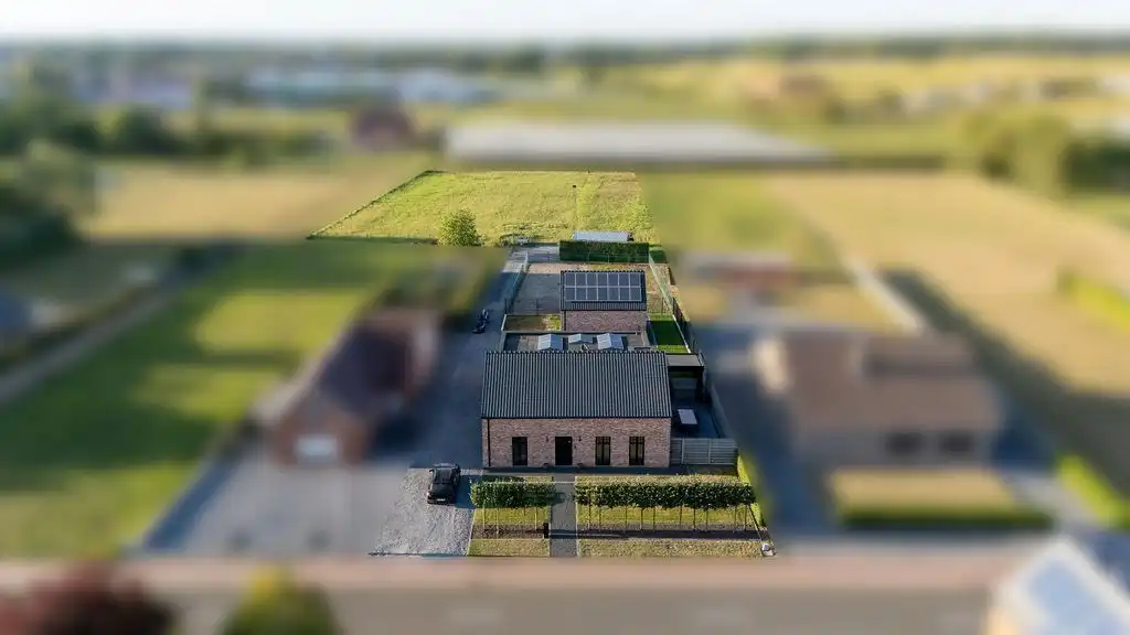 PRACHTIG GERENOVEERDE WONING MET 3 SLAAPKAMERS, 2 BADKAMERS, INPANDIGE GARAGE EN PAARDENSTALLINGEN MET ENERGIEZUINIG EPC TE WIJER (NIEUWERKERKEN)  foto 38