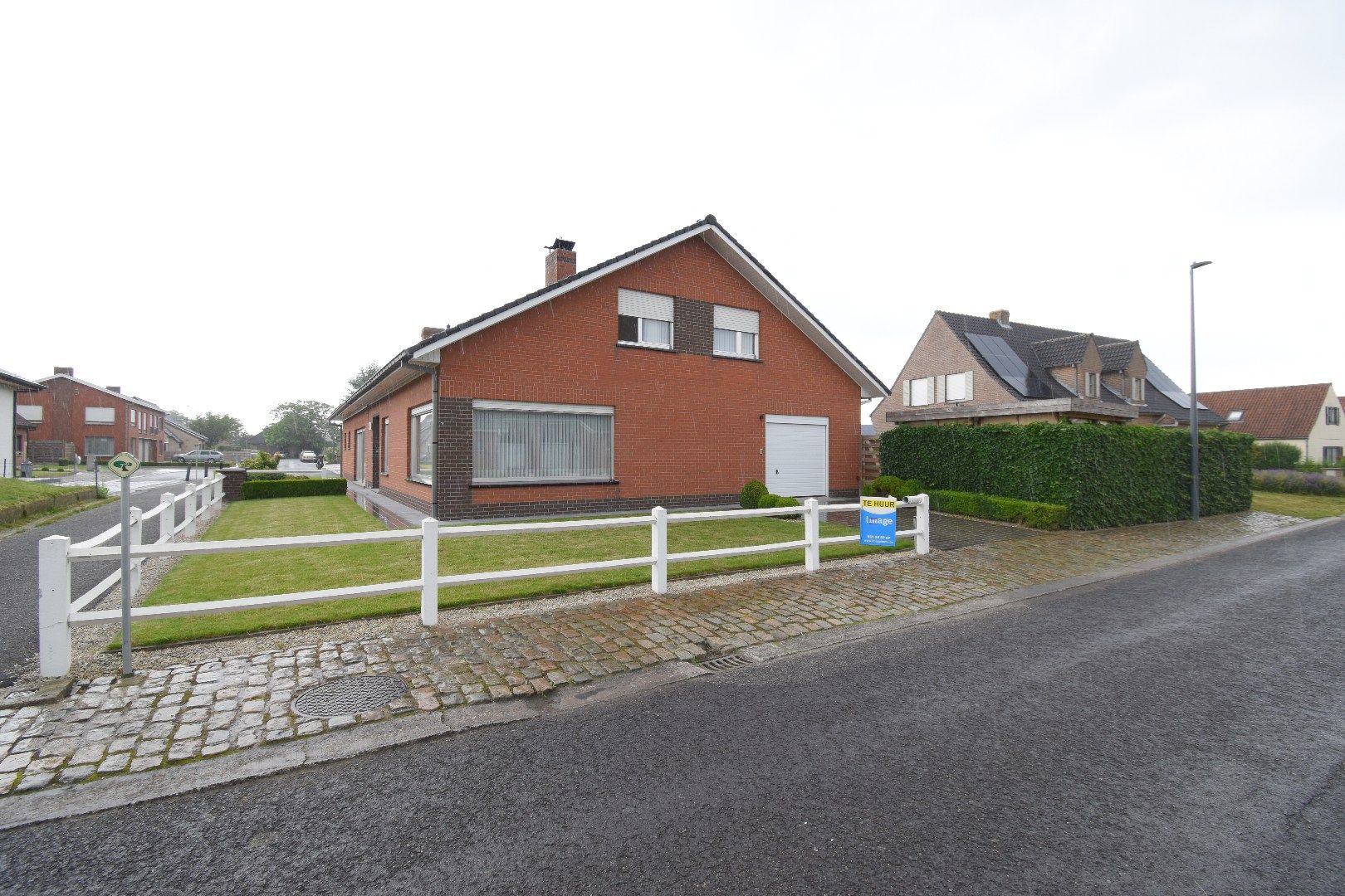 Rustig gelegen woning met tuin en garage in het centrum van Staden foto {{pictureIndex}}