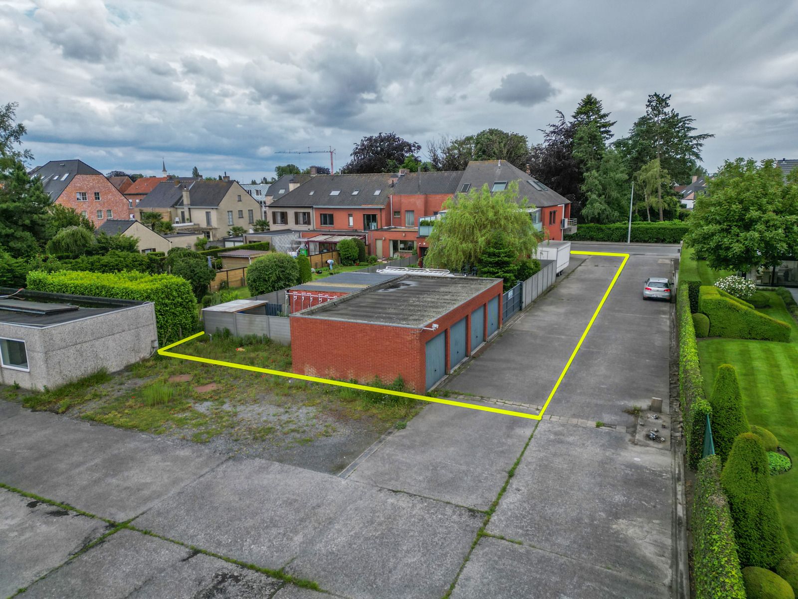 Uniek handelspand met ruim duplex-appartement en 4 garages! foto {{pictureIndex}}