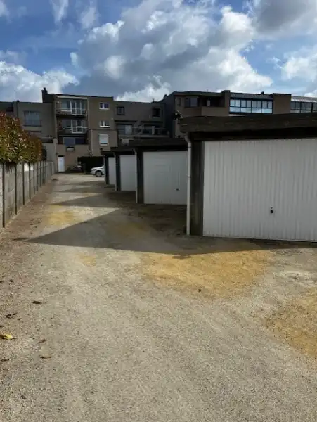 Grote garagebox in het centrum van Haacht foto {{pictureIndex}}