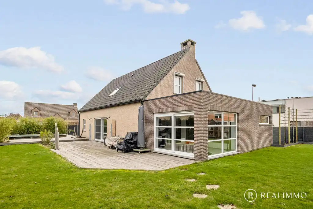 Ruime hedendaagse villa met zwembad in een gegeerde residentiële omgeving foto 26