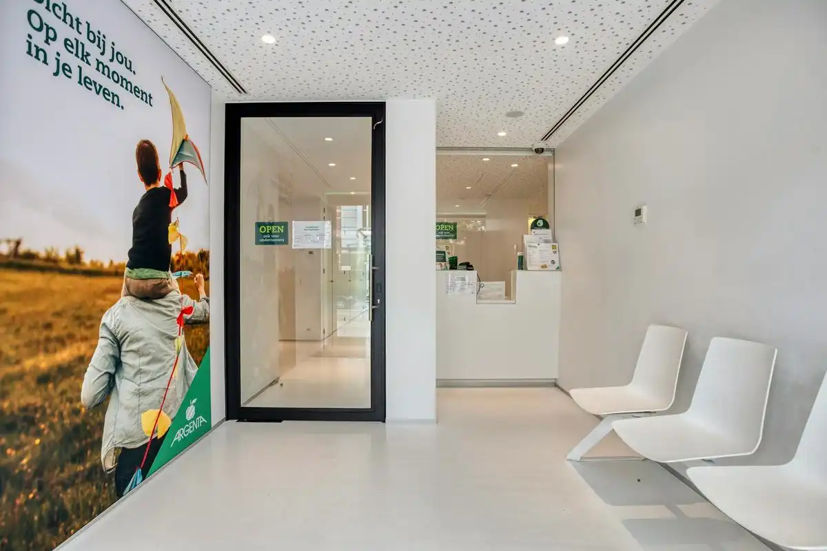 Verhuurde opbrengsteigendom met handelsruimte en duplex  foto 3