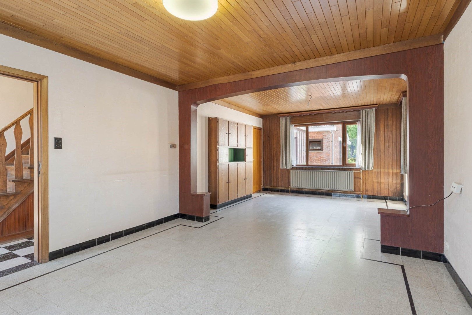 Te renoveren woning op een zuidgericht perceel van 18a 99ca op een zeer gunstige centrale ligging foto 3