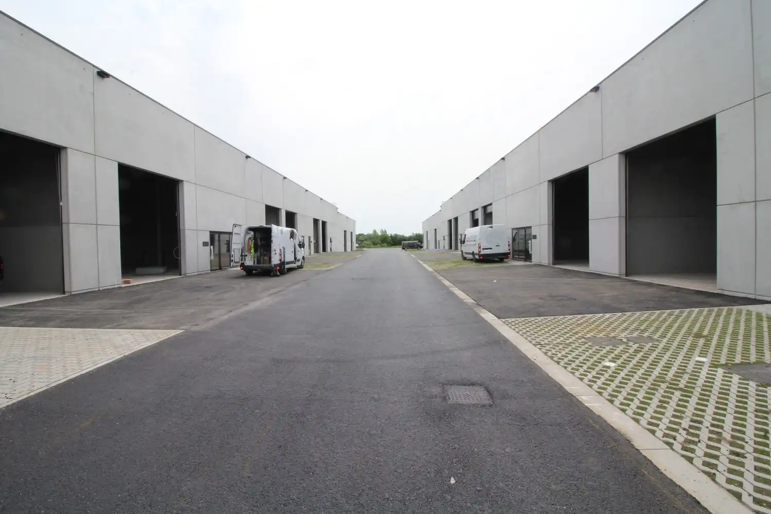 te huur Maldegem – uitstekend gelegen bedrijfsunit van 187m² voor opslagruimte of atelier. foto 10