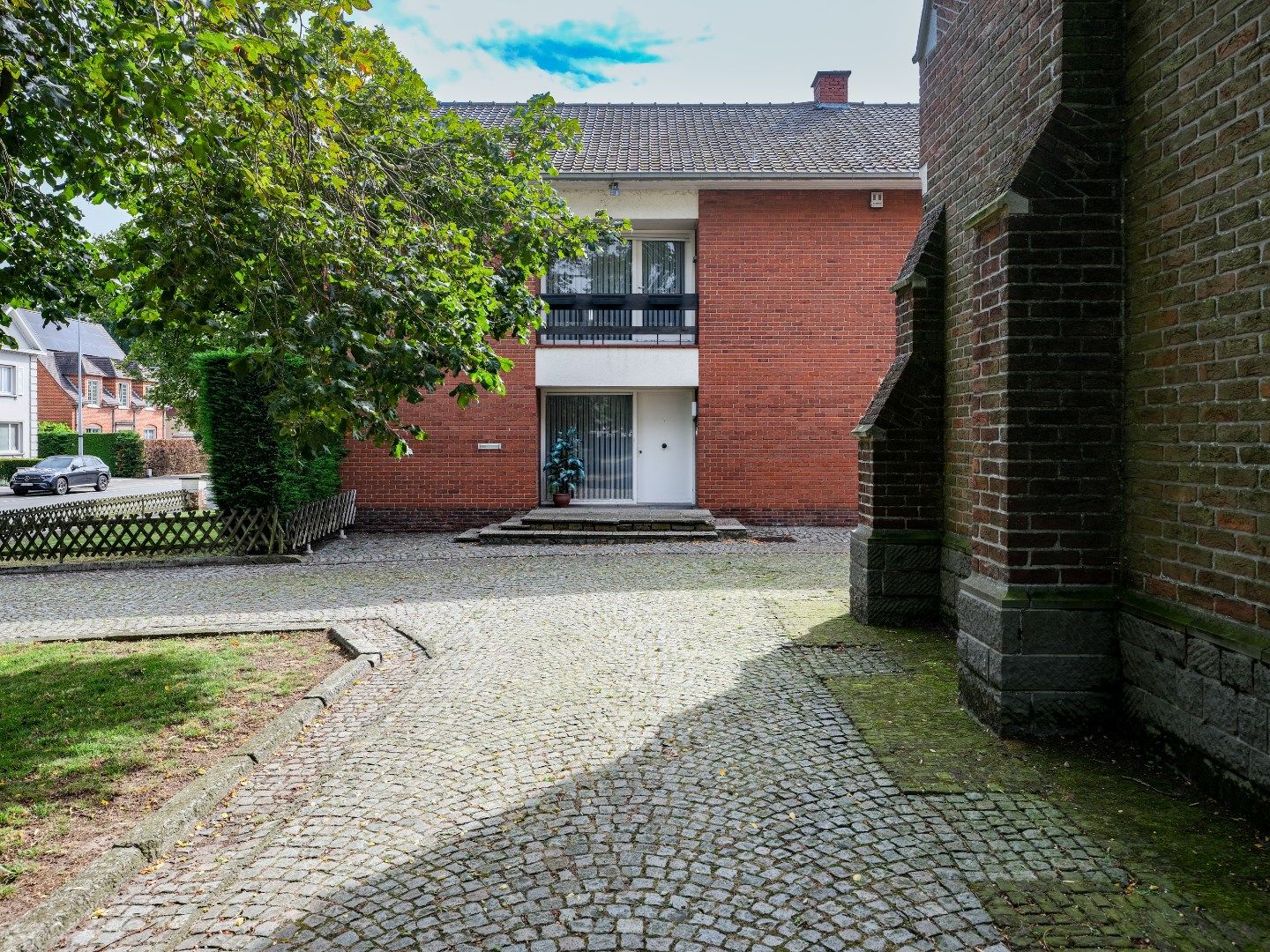 Op te knappen voormalige pastoriewoning (thans verhuurd) op 10 are grond. foto 7