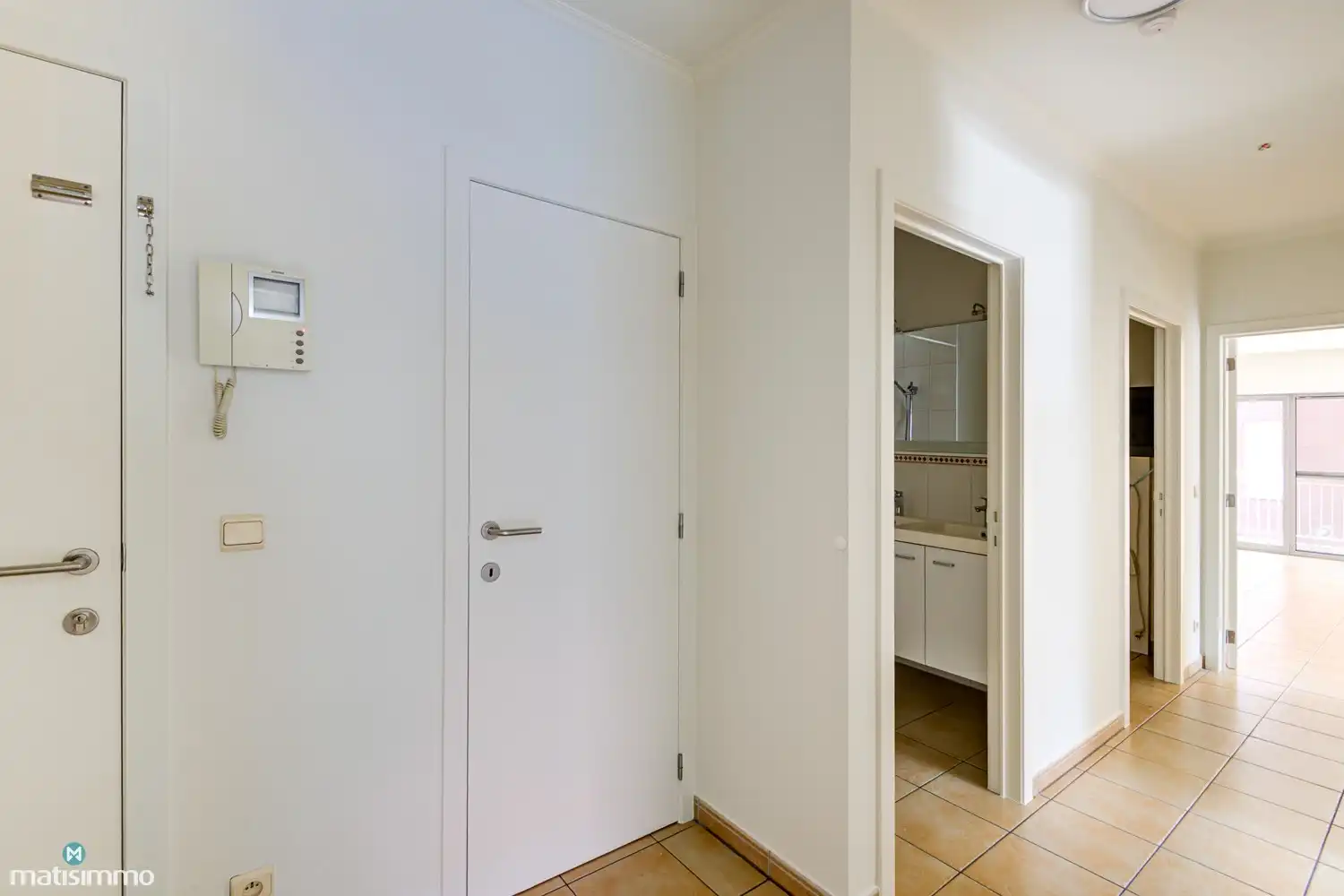 INSTAPKLAAR APPARTEMENT MET 2 SLAAPKAMERS EN PARKEERPLAATS AAN DE RAND VAN CENTRUM TONGEREN foto 2