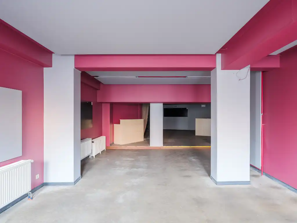 Handelsruimte met groot volume op wandelatsand van het station Gent-Sint-Pieters foto 3