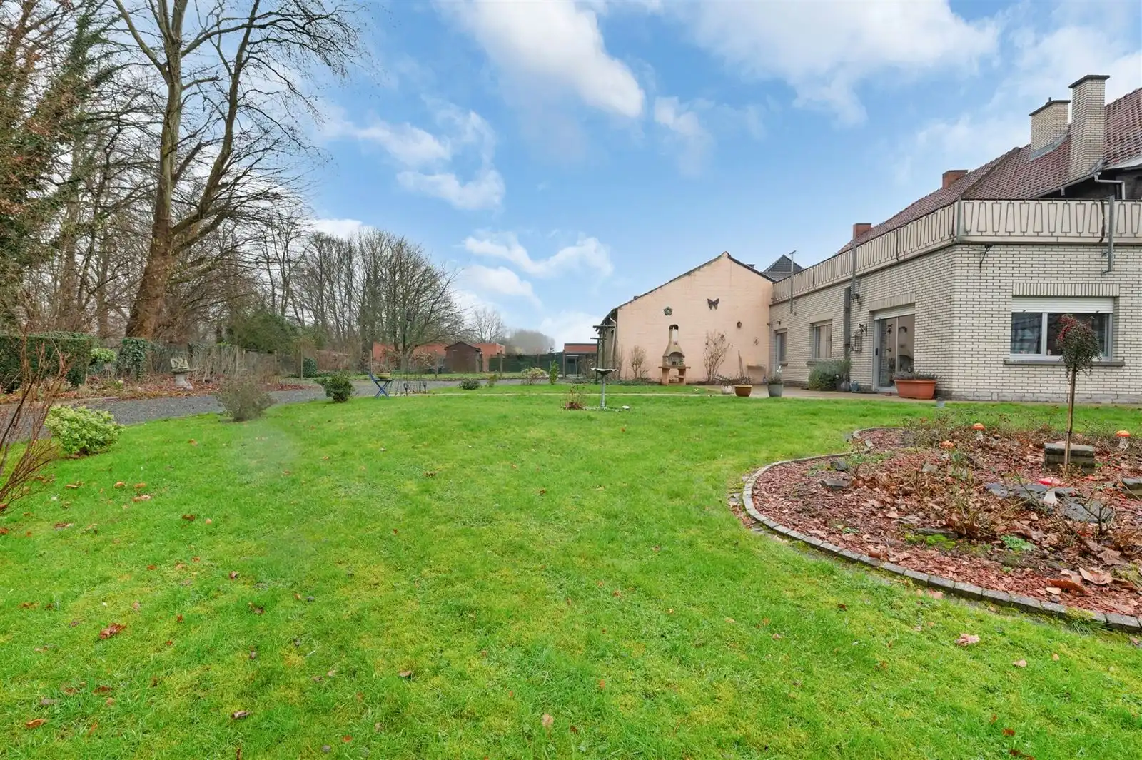 Gelijkvloers Appartement met garage en tuin foto 2