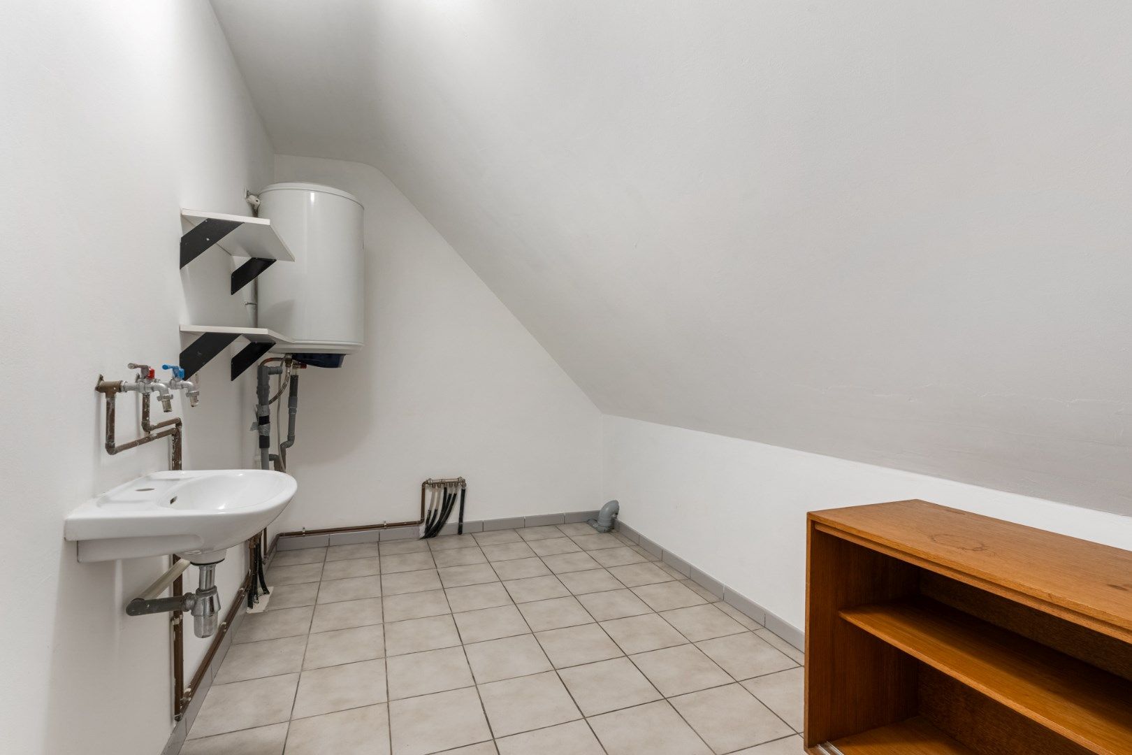 Comfortabel gebouw, onderverdeeld in een gelijkvloers appartement en een woning (210 + 210A), op een perceel van 9a60 met diverse mogelijkheden (kangoeroewoning foto 26