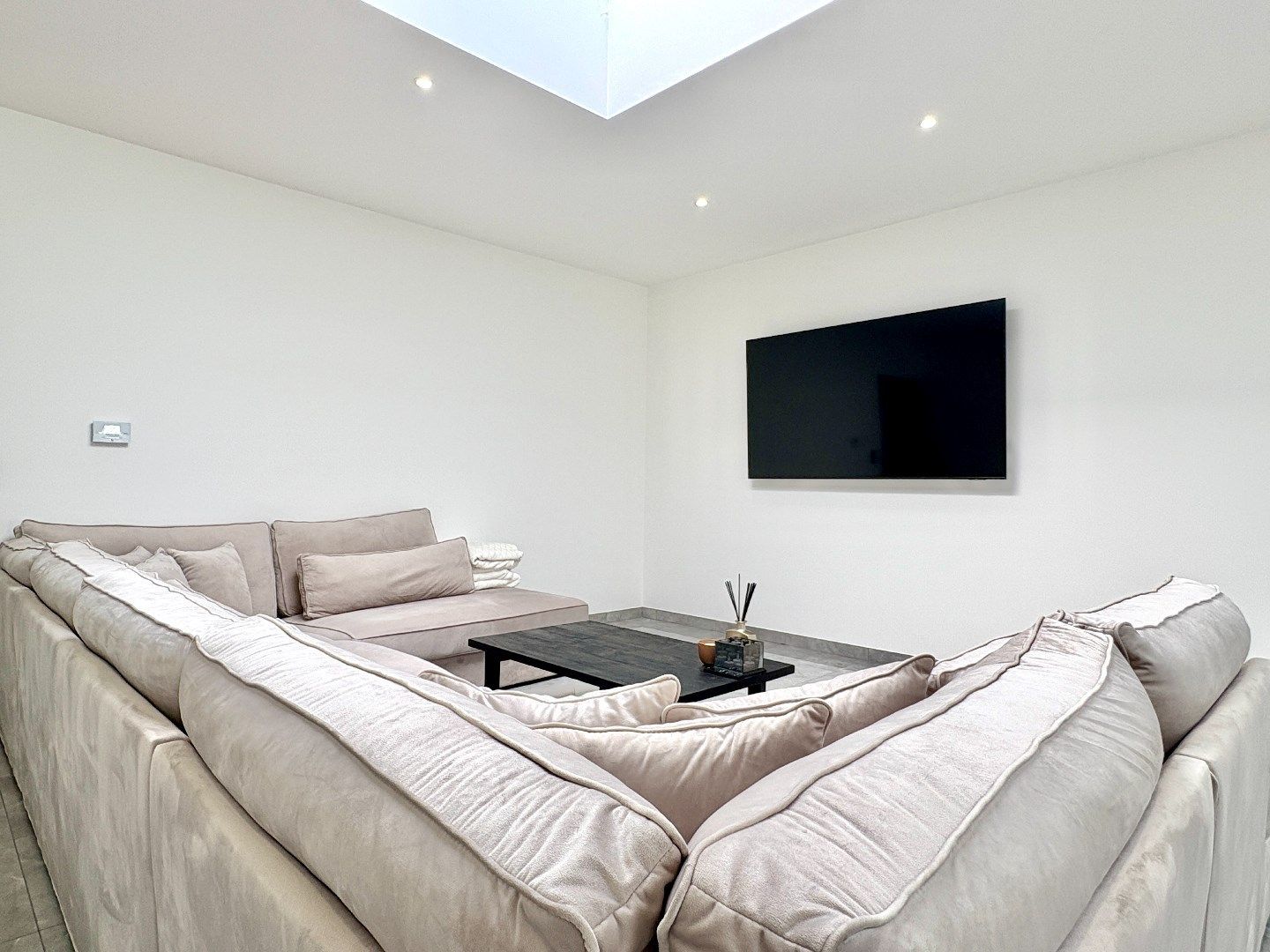 Compleet gerenoveerde woning met uitweg, 2 badks, ¾ slks en tuin. foto 13