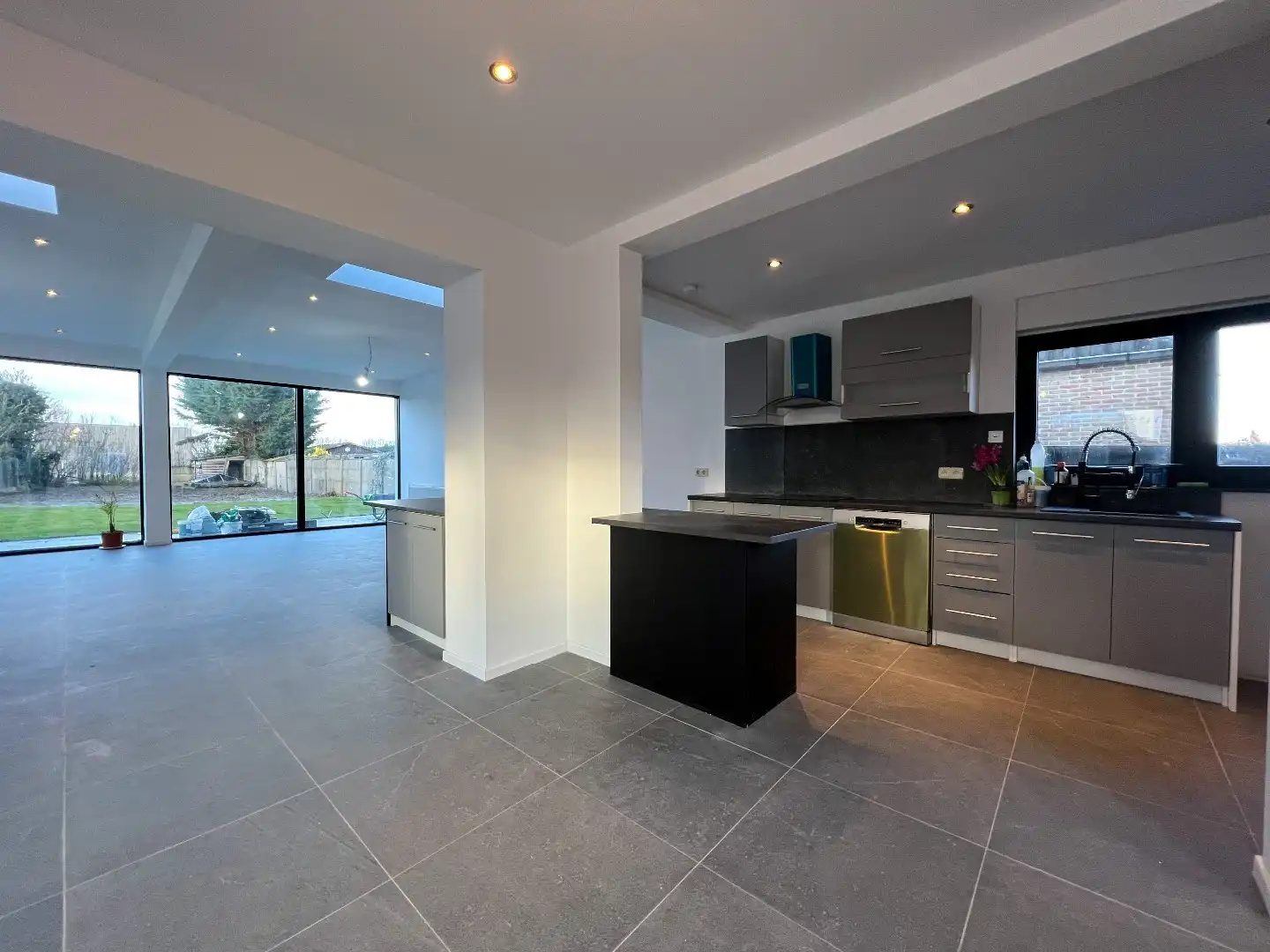 Volledig vernieuwde woning met 3 slpk. en  zuid-west gerichte tuin, goed gelegen vlakbij het commerciële centrum van Knokke en het station. foto 6