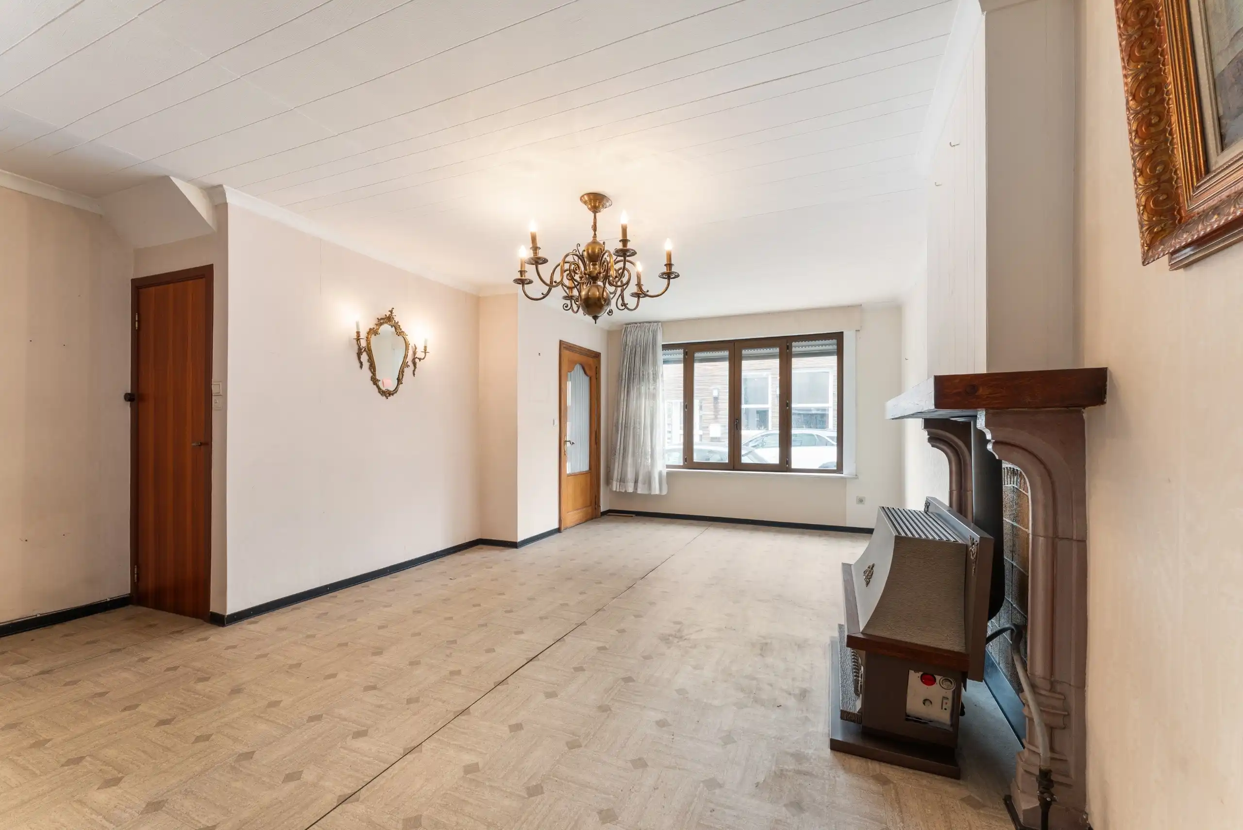 Zeer ruime te renoveren woning in centrum met 5 slpks. & tuin foto 6