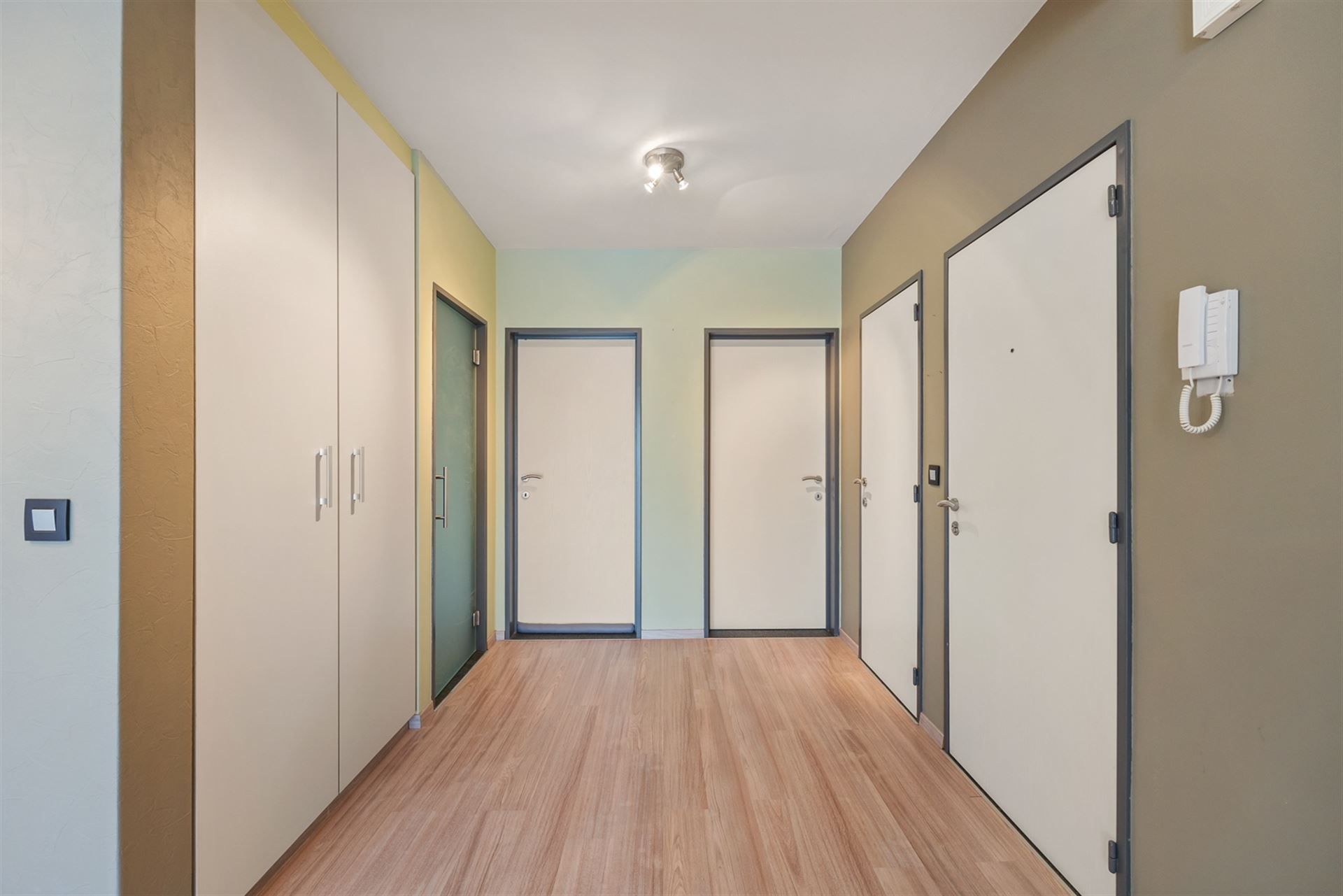 Instapklaar Appartement met Terras en Parking  foto 9