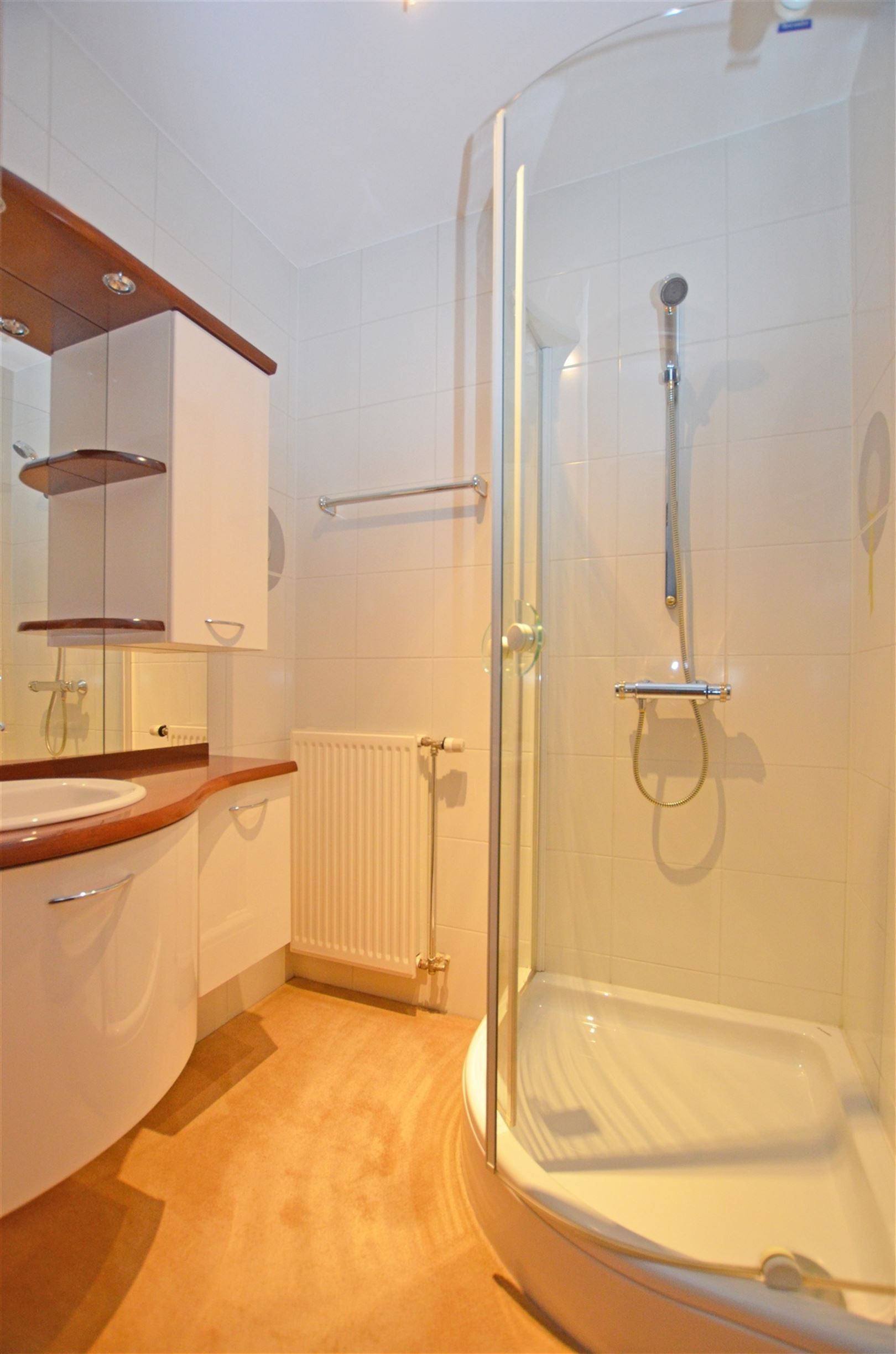 Ruim appartement met drie slaapkamers. foto 18